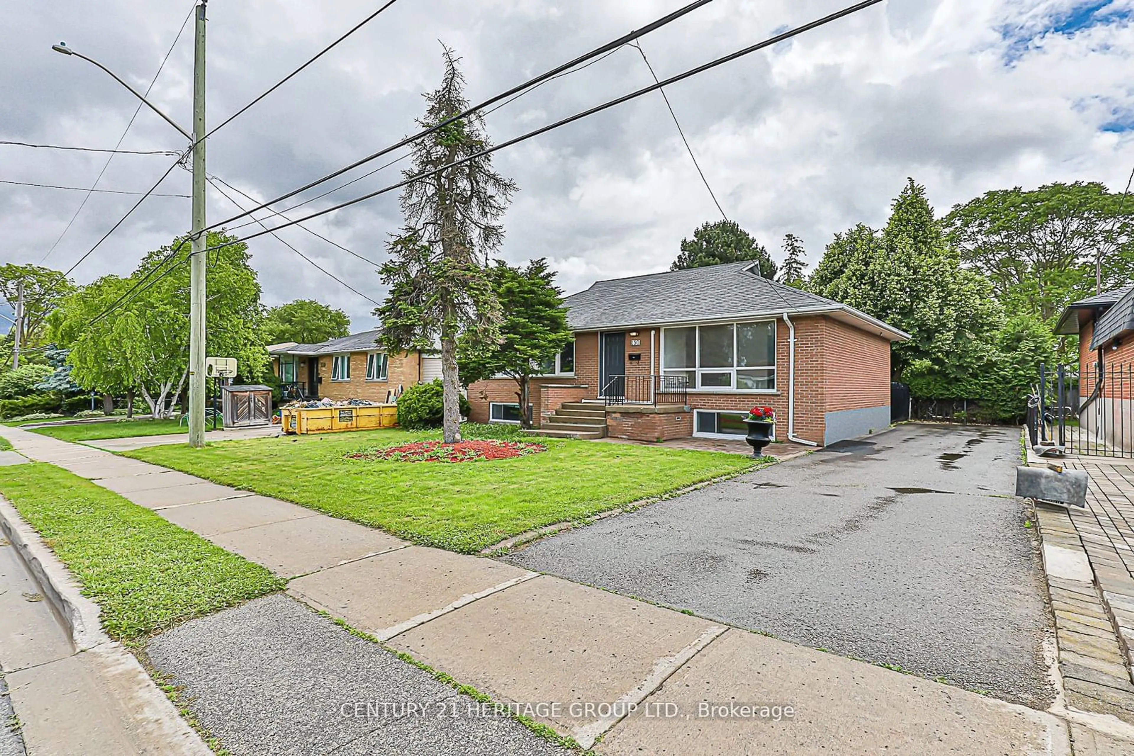 Frontside or backside of a home, the street view for 130 Palmer Ave, Richmond Hill Ontario L4C 1N8