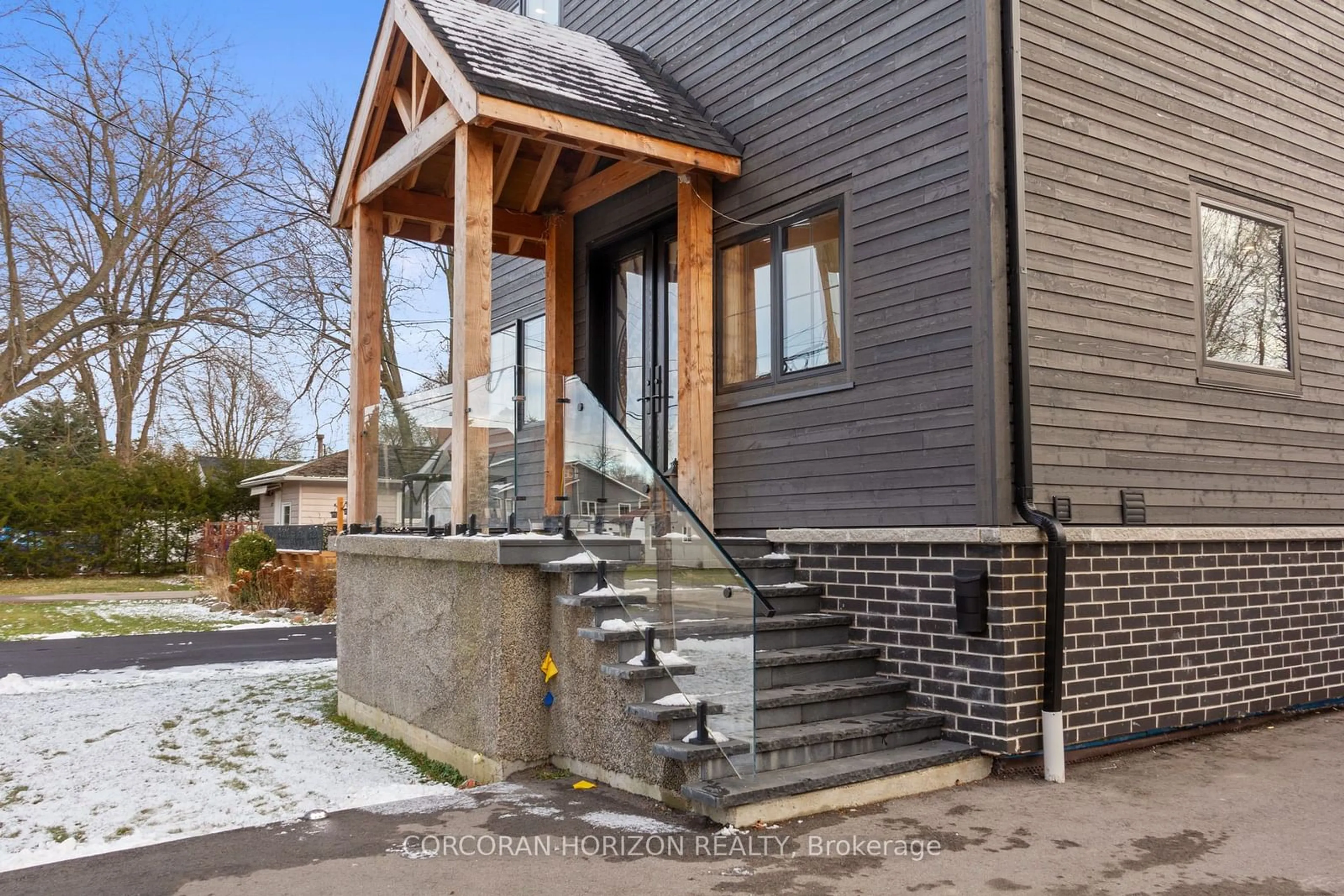 Frontside or backside of a home, cottage for 215 Bayview Ave, Georgina Ontario L4P 2T3