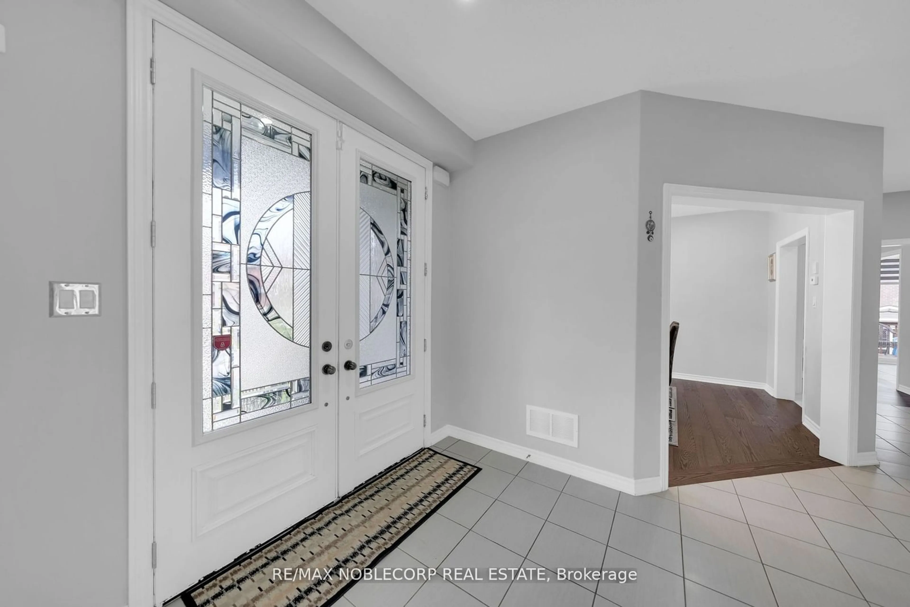 Indoor entryway, wood floors for 1 Walker Blvd, New Tecumseth Ontario L9R 0N2