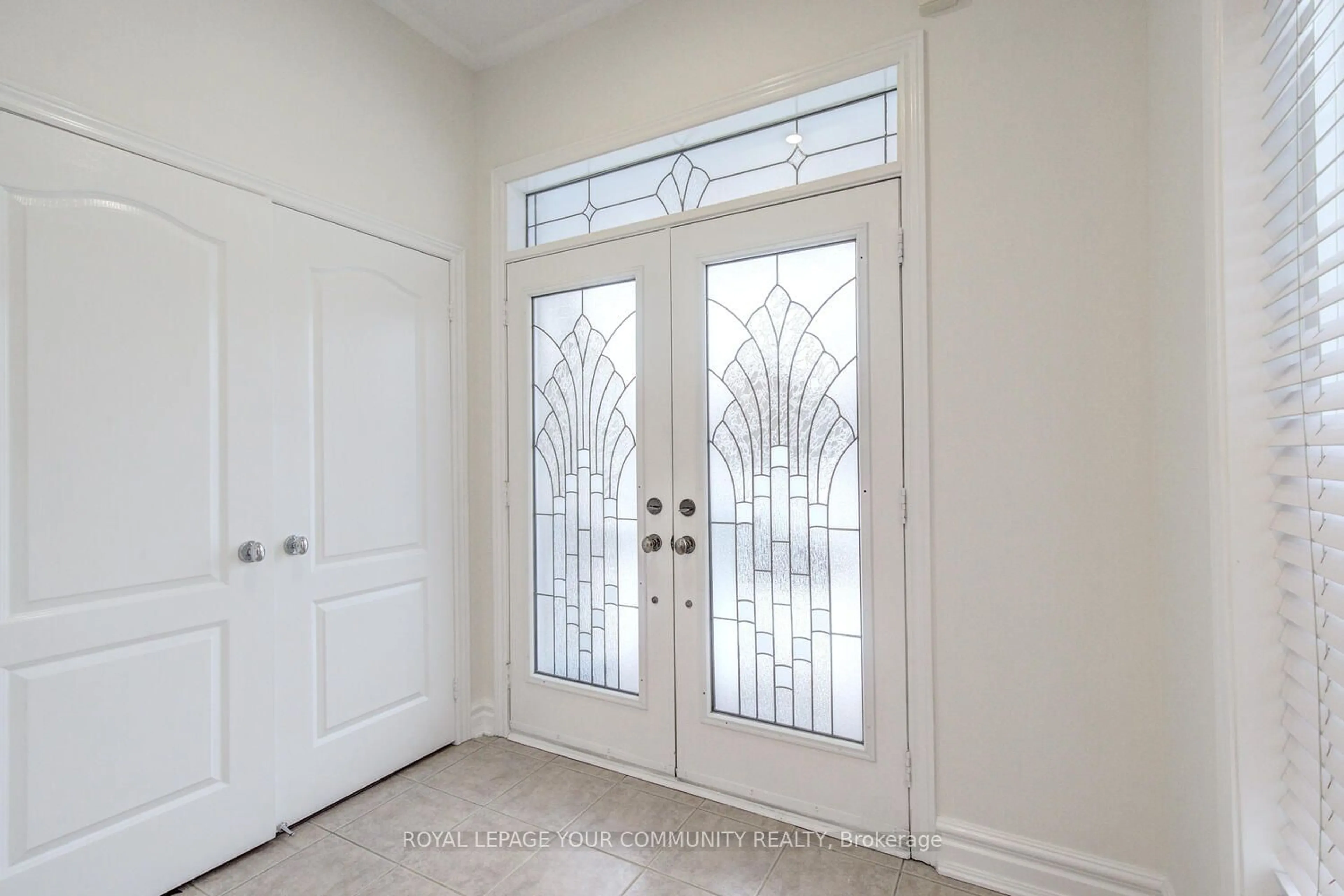 Indoor entryway, wood floors for 134 Huntingfield St, Vaughan Ontario L4K 5S5