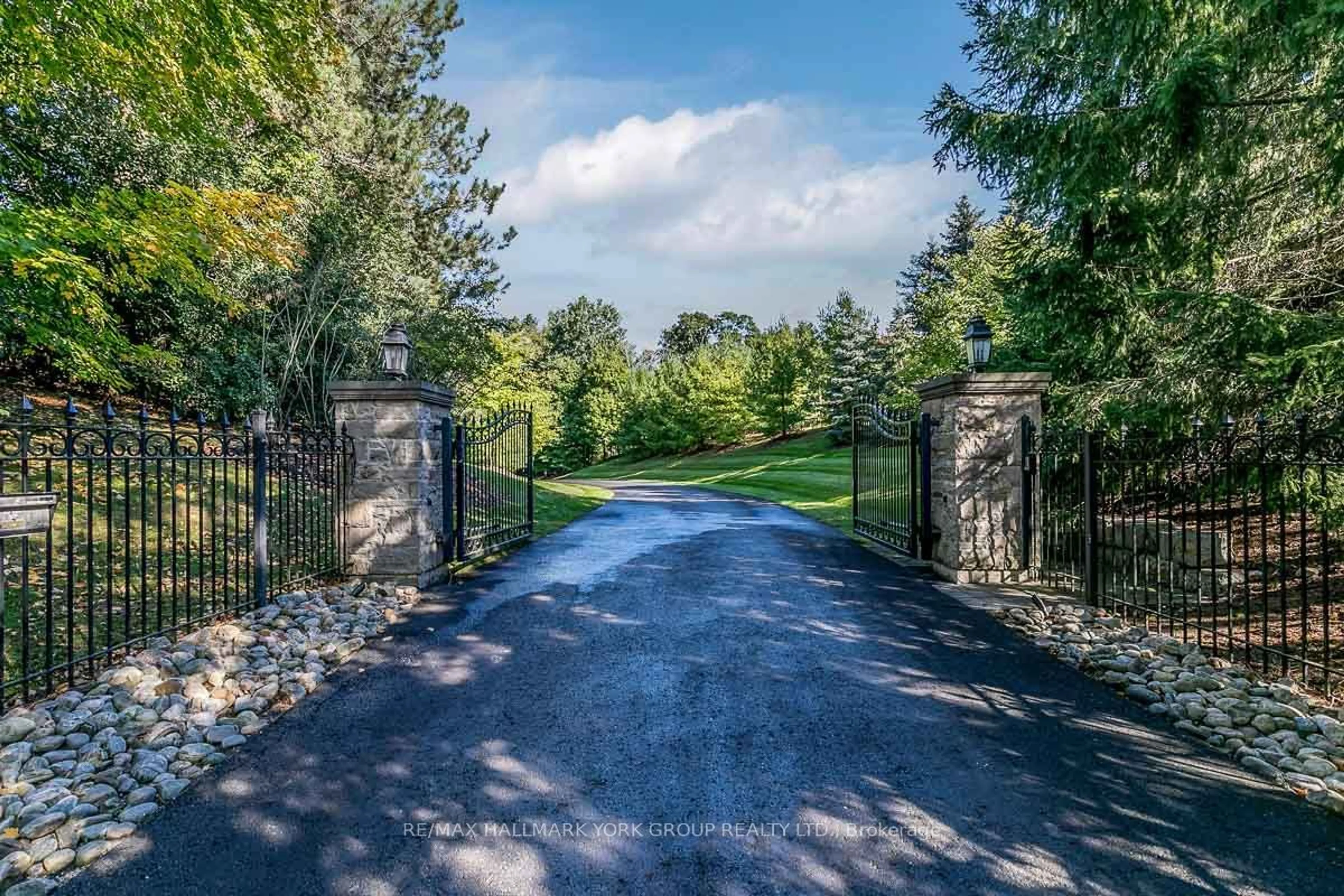 Indoor entryway for 16 Hunters Glen Rd, Aurora Ontario L4G 6W4