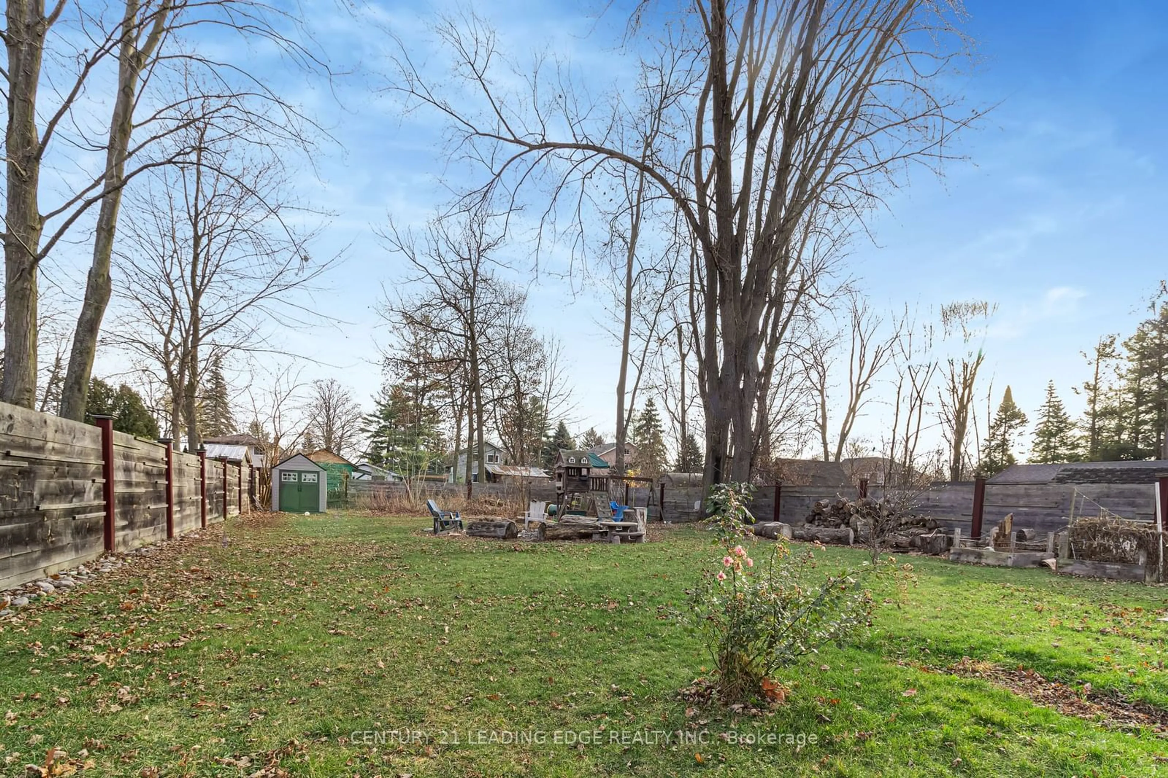 Patio, the fenced backyard for 45 Pleasant Ave, East Gwillimbury Ontario L9N 1A2