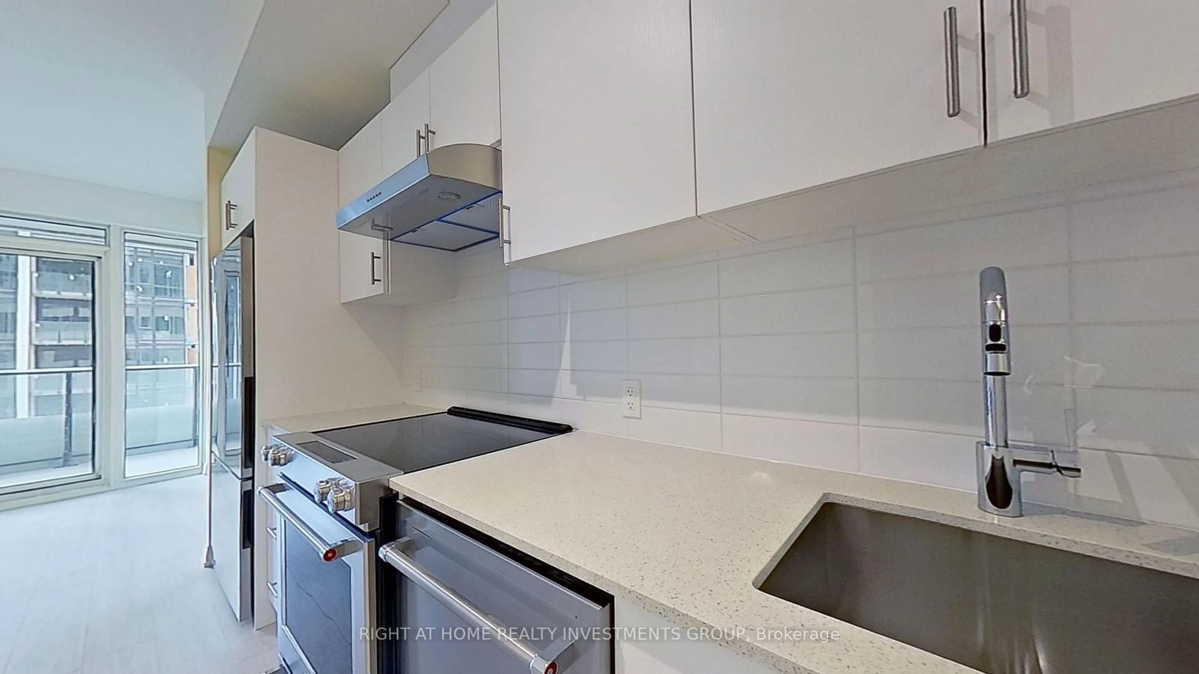 Standard kitchen for 8960 Jane St #401, Vaughan Ontario L4K 2M9