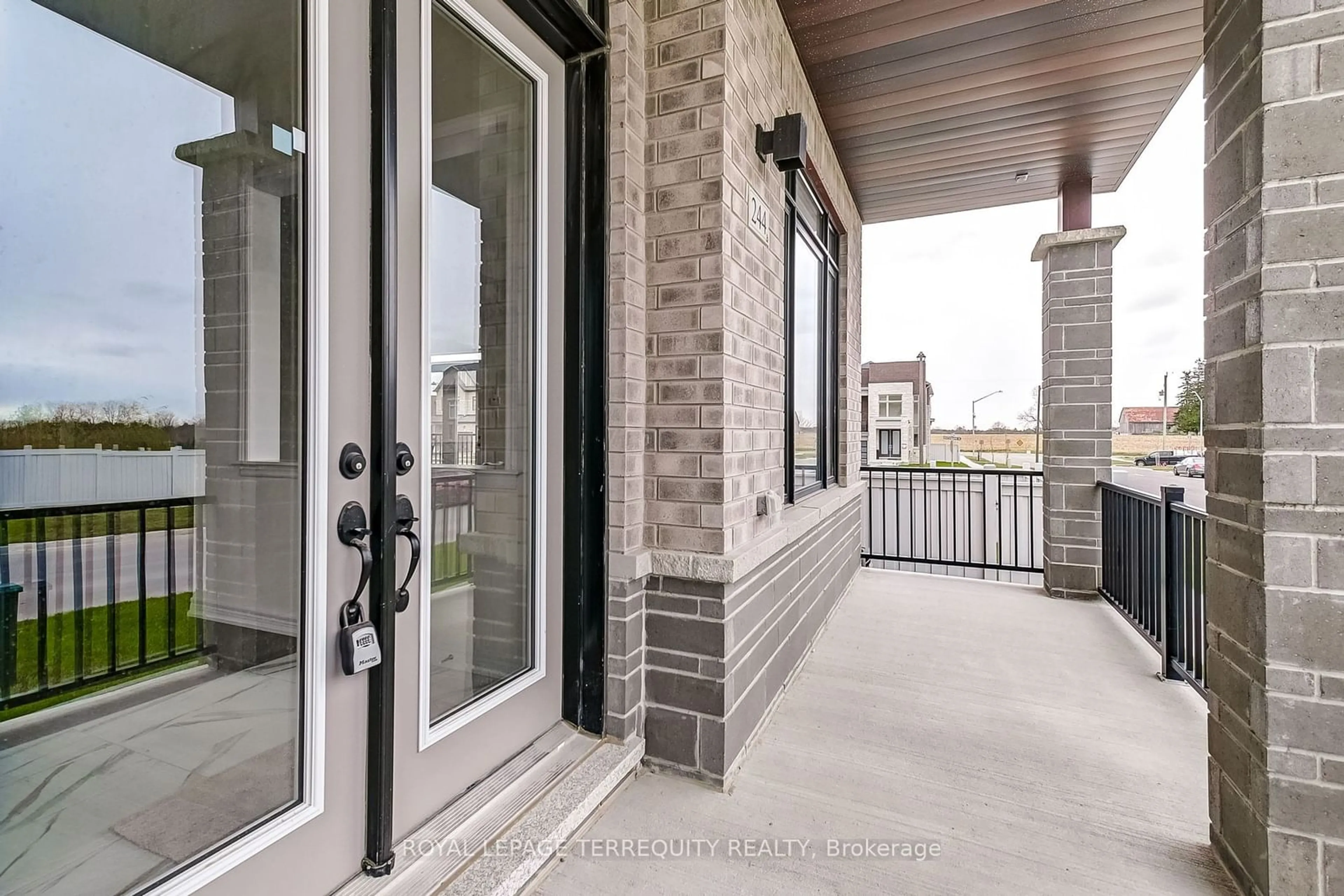 Indoor entryway, cement floor for 244 McKean Dr, Whitchurch-Stouffville Ontario L4A 5C2