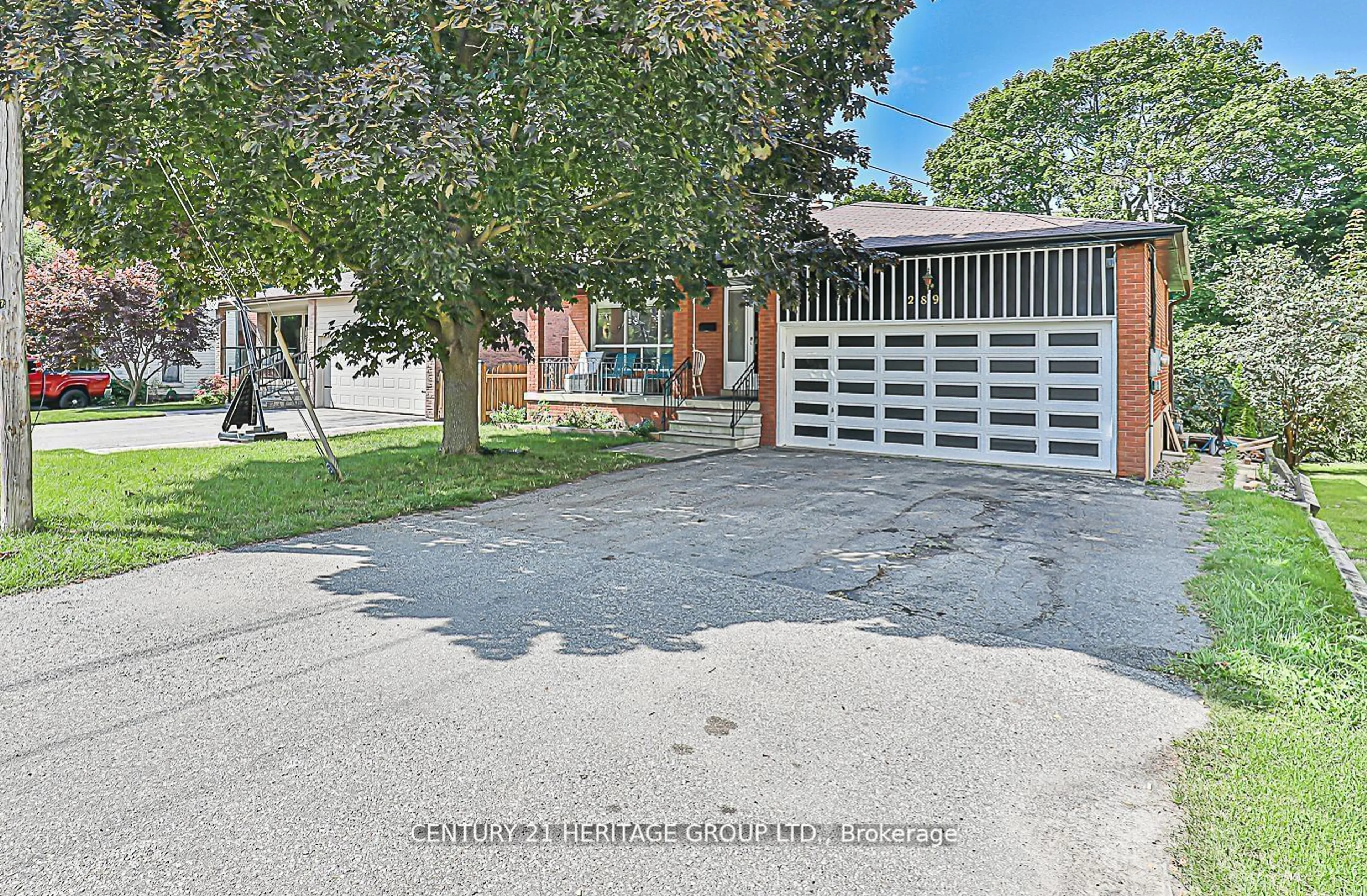 A pic from exterior of the house or condo, the street view for 289 Richmond St, Richmond Hill Ontario L4C 3Z2