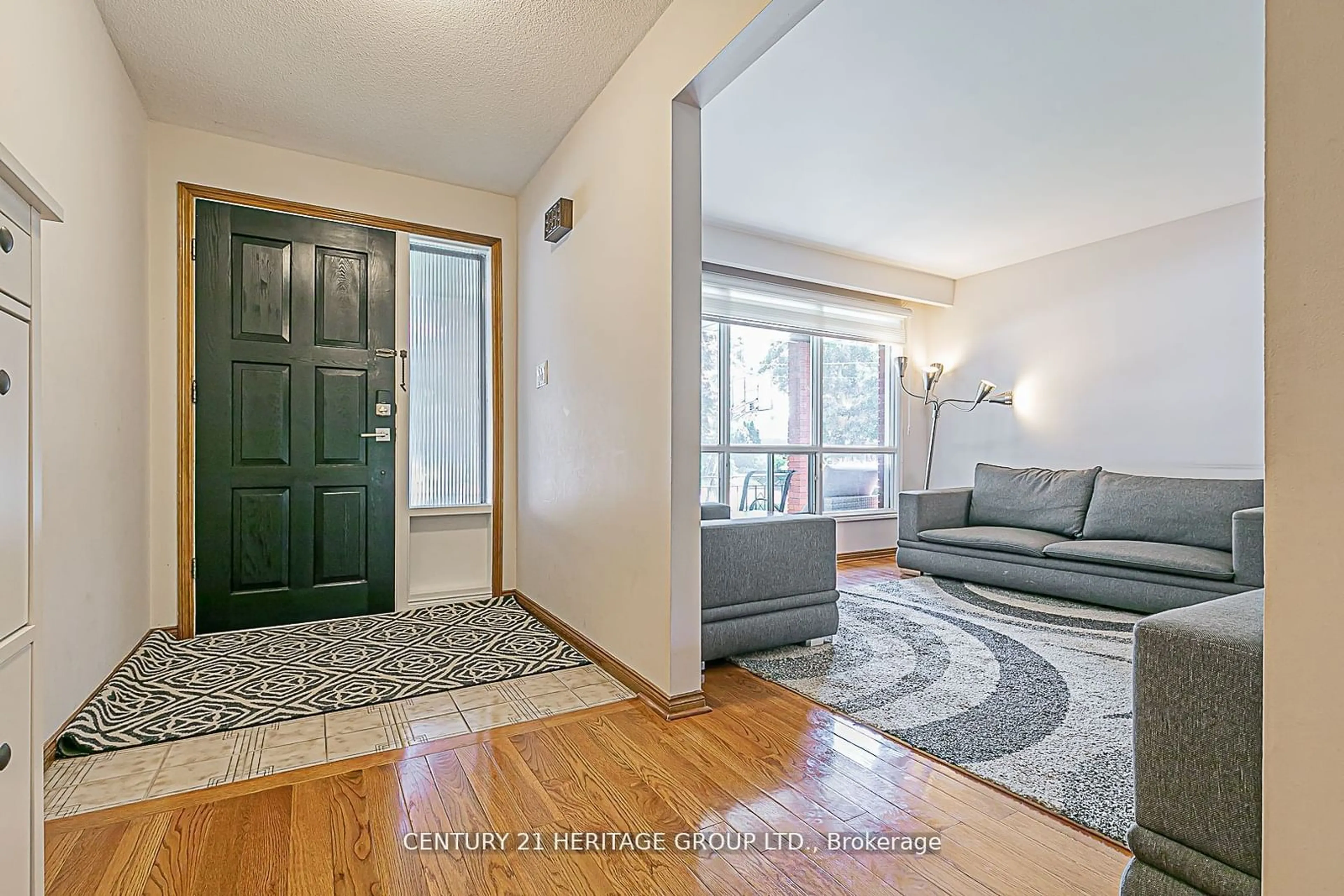 Indoor entryway, wood floors for 289 Richmond St, Richmond Hill Ontario L4C 3Z2