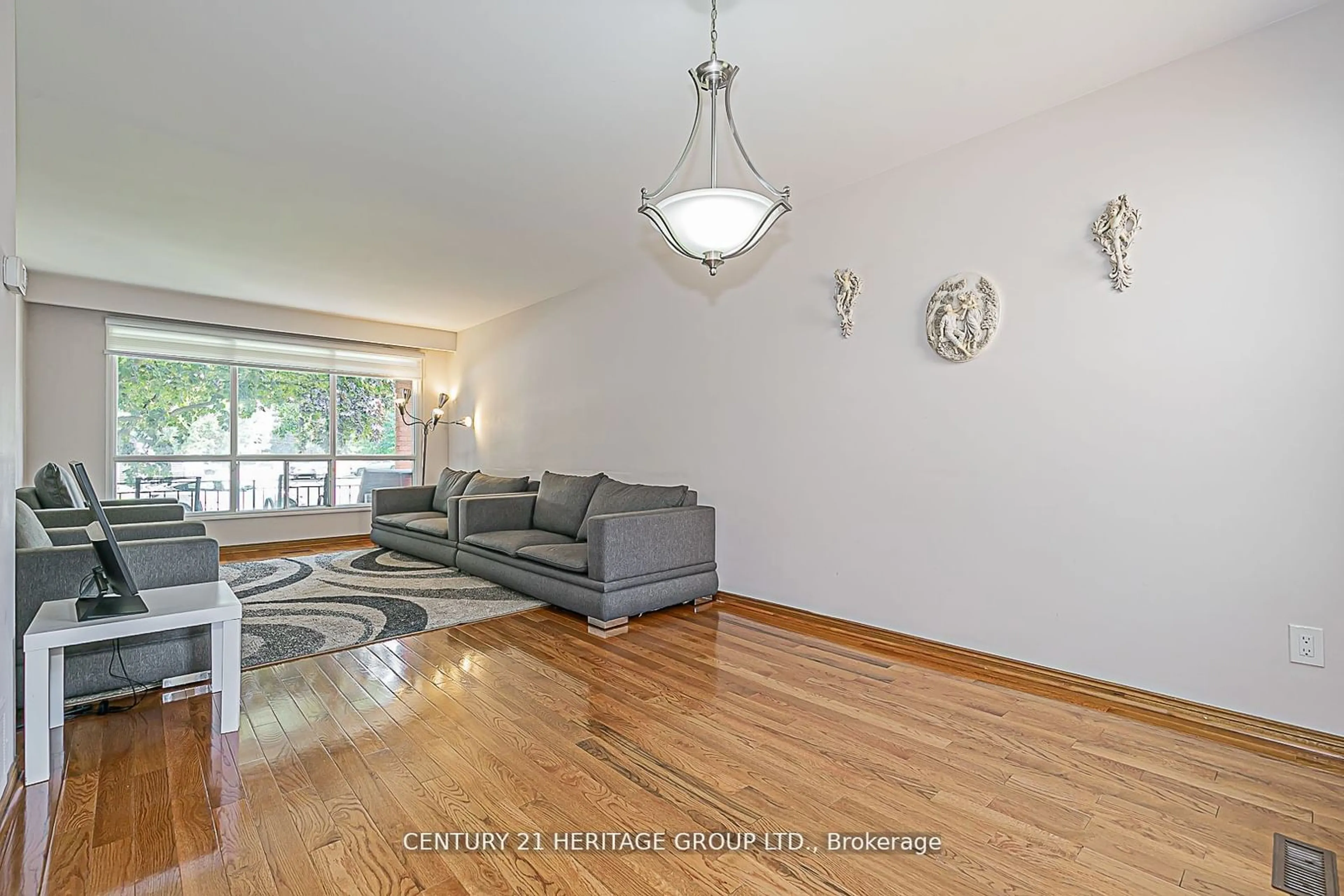 Living room, wood floors for 289 Richmond St, Richmond Hill Ontario L4C 3Z2