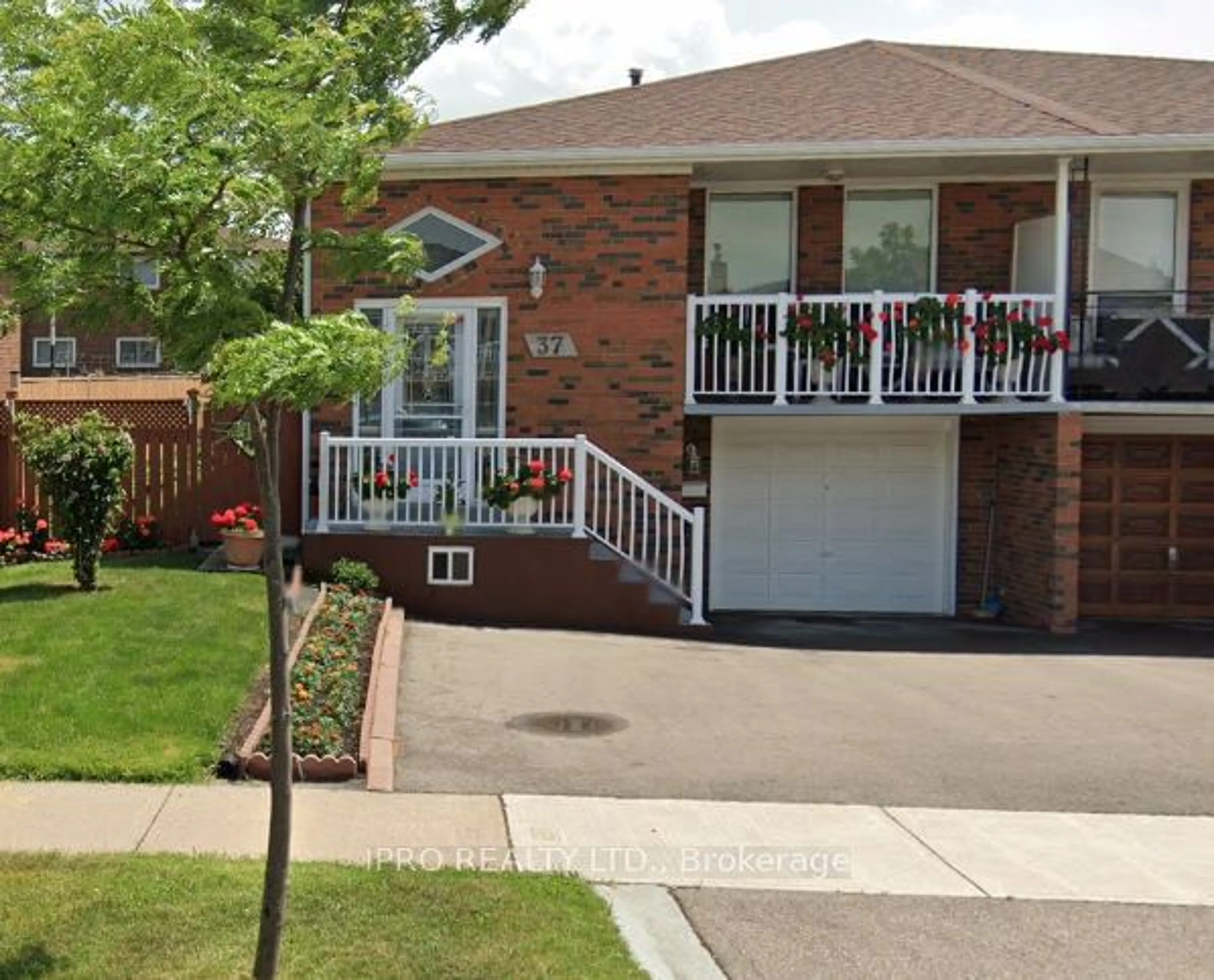 Frontside or backside of a home, the street view for 37 Marilyn Pl, Vaughan Ontario L4L 2C2