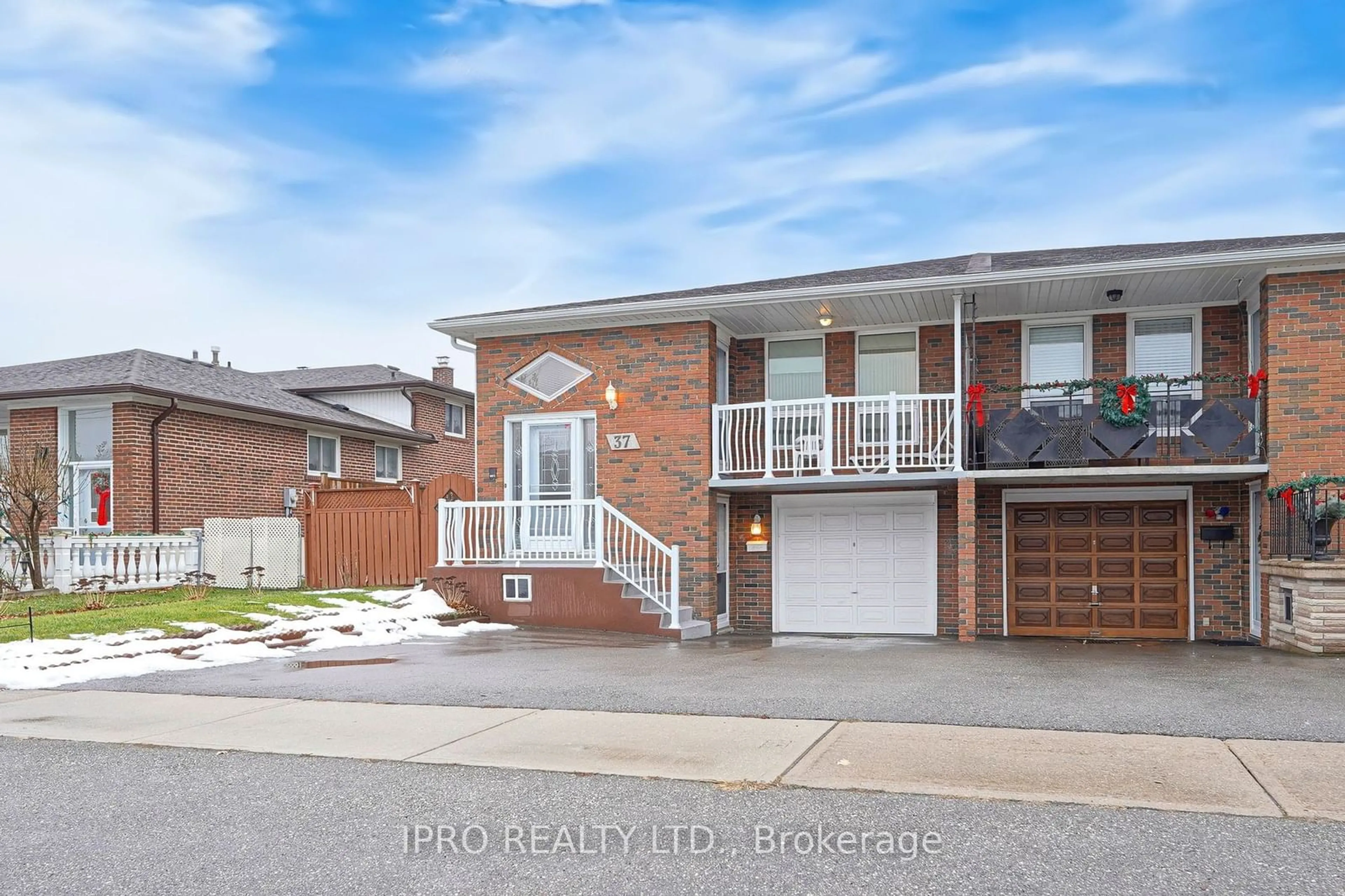 Home with brick exterior material for 37 Marilyn Pl, Vaughan Ontario L4L 2C2