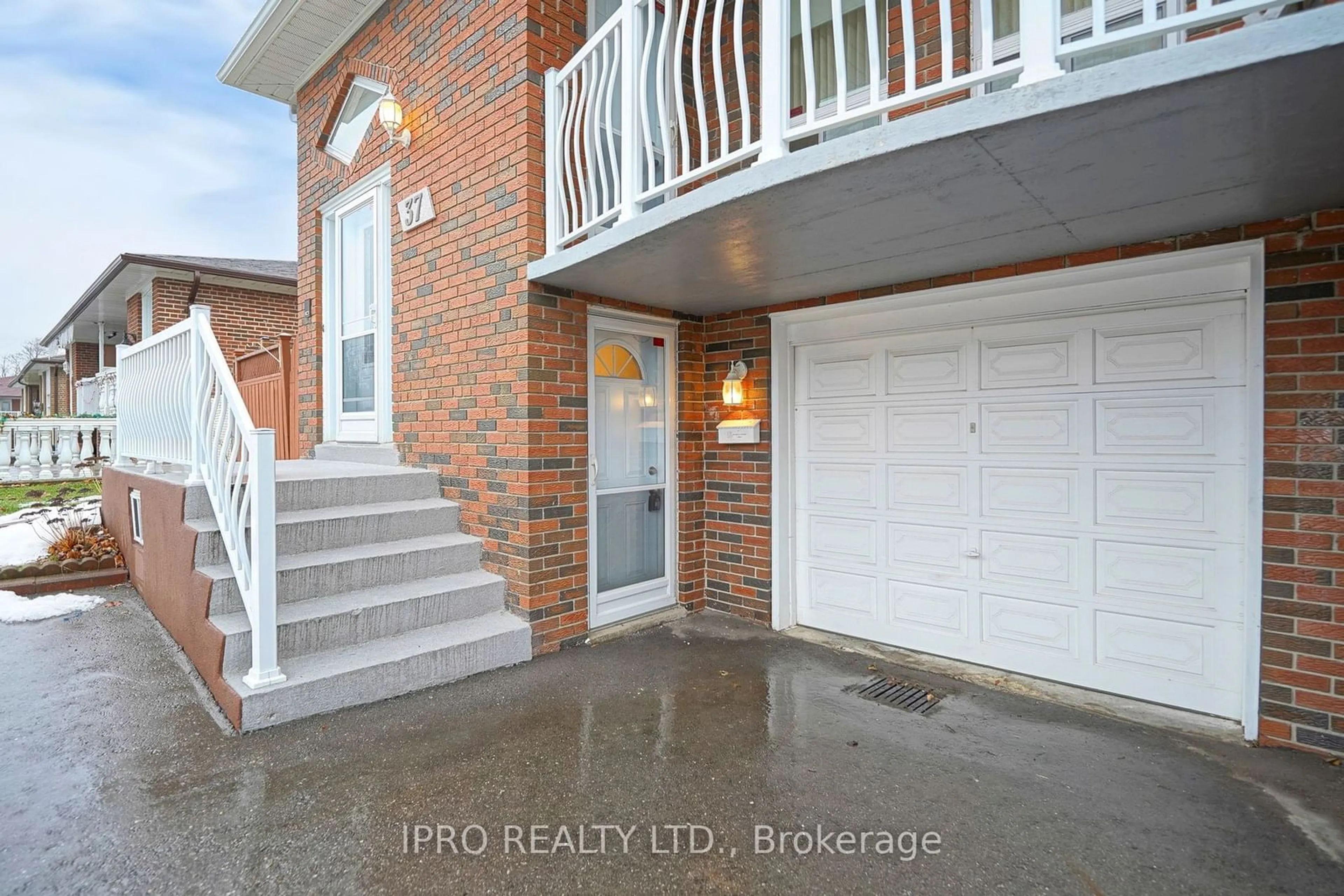 Indoor entryway, wood floors for 37 Marilyn Pl, Vaughan Ontario L4L 2C2