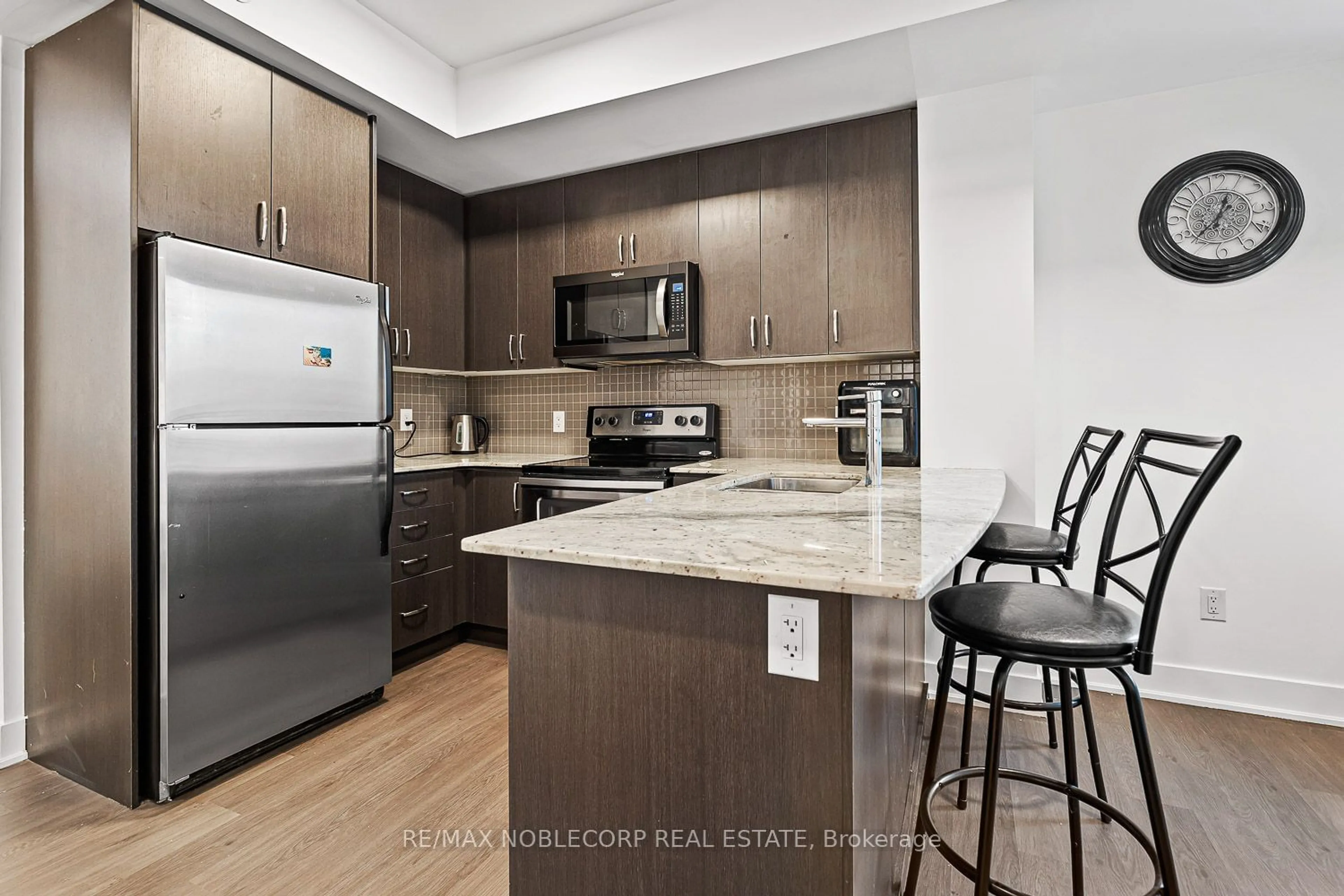 Standard kitchen, wood floors for 7608 Yonge St #202, Vaughan Ontario L4J 1V9