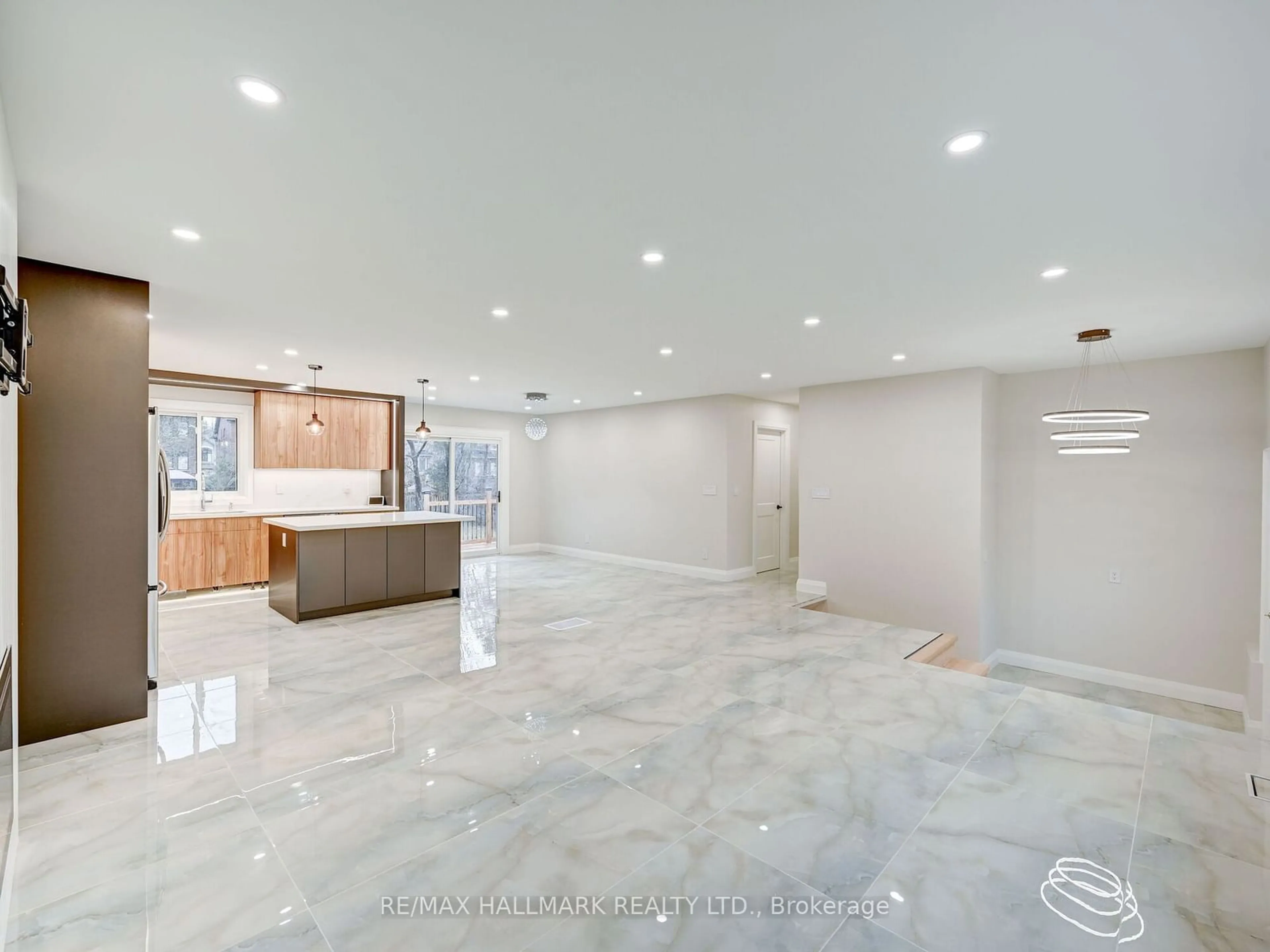 Indoor foyer, cement floor for 1046 Lebanon Dr, Innisfil Ontario L9S 2B7