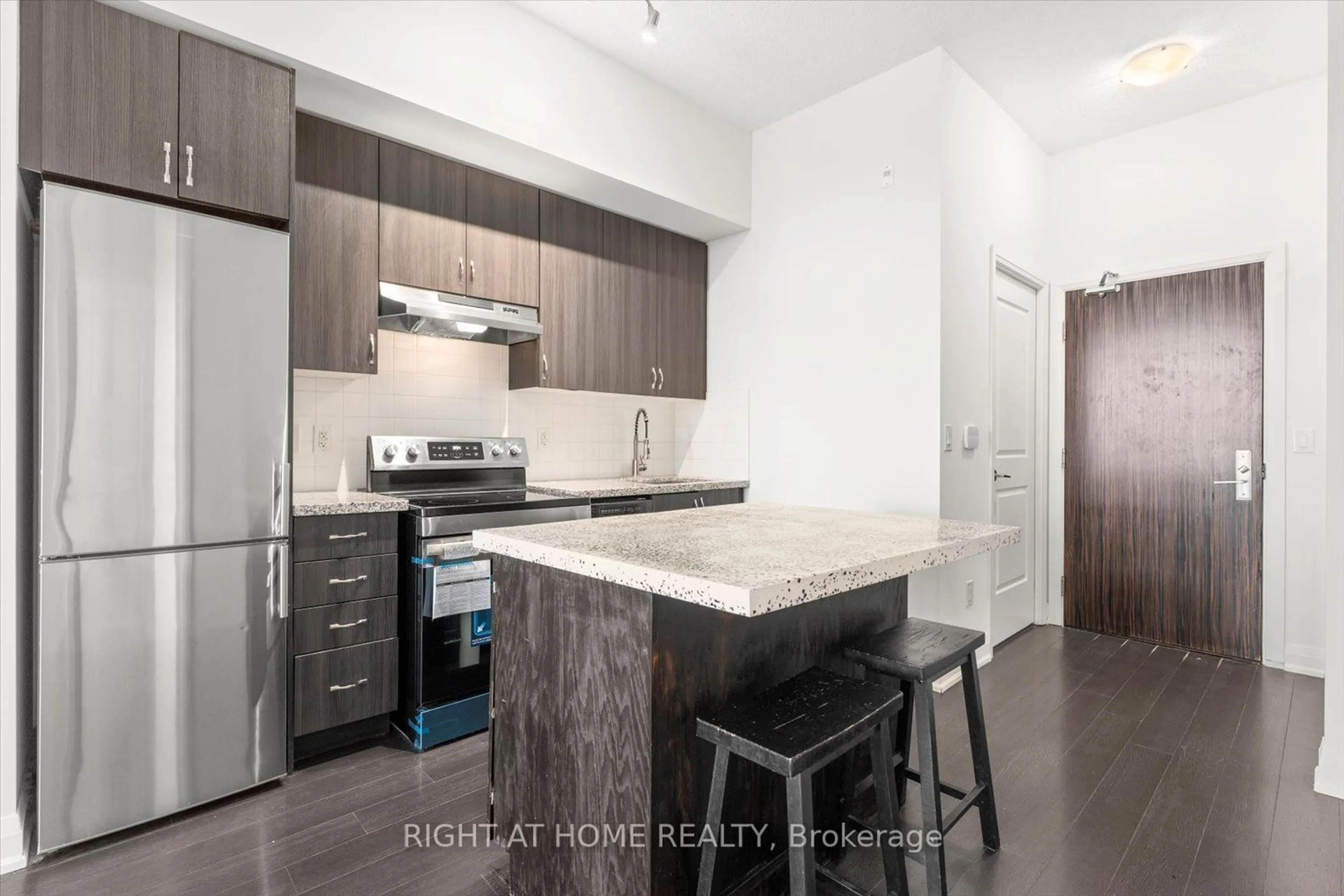 Open concept kitchen for 8763 Bayview Ave #313, Richmond Hill Ontario L4B 3V1