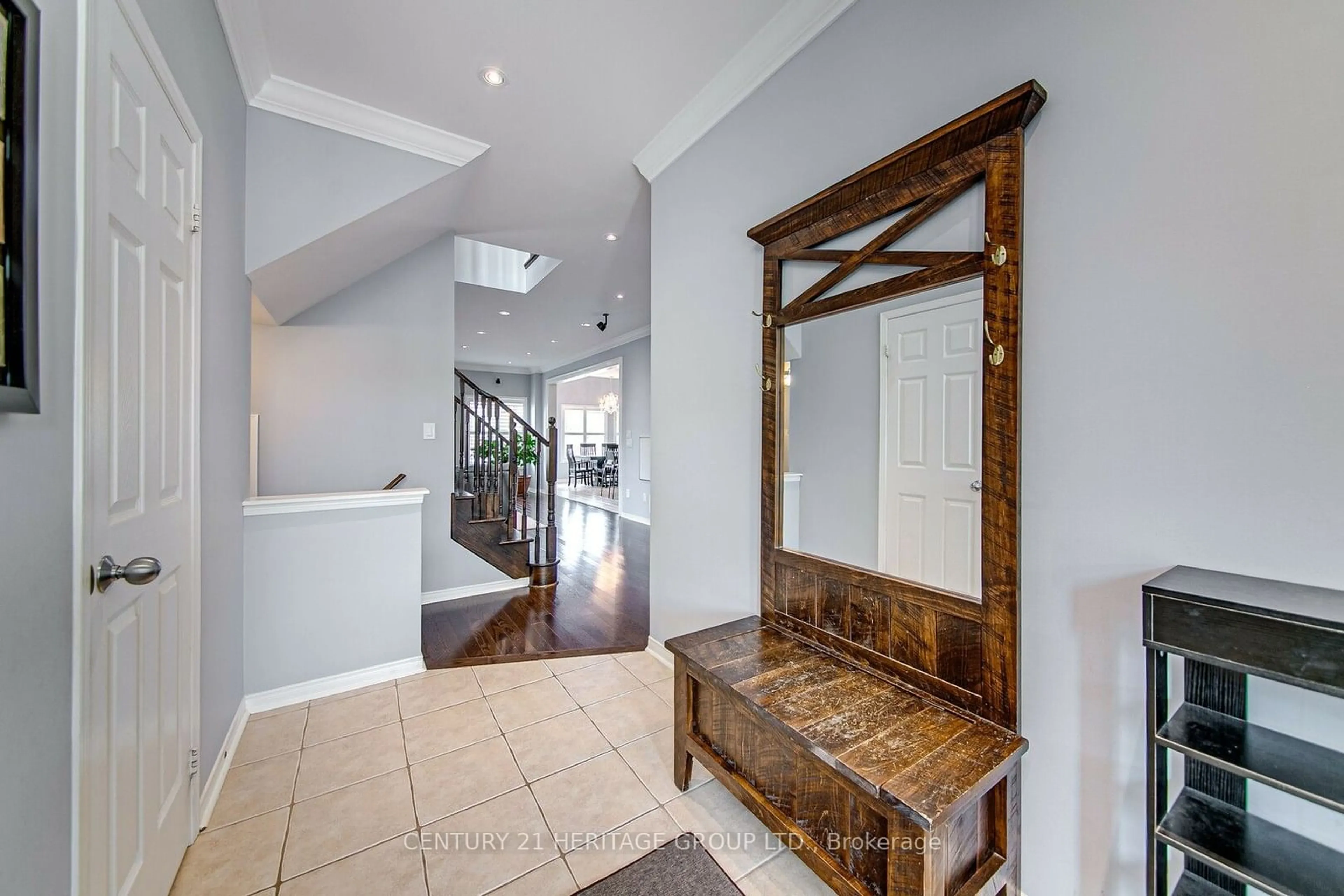 Indoor entryway, wood floors for 176 Aishford Rd, Bradford West Gwillimbury Ontario L3Z 0P4