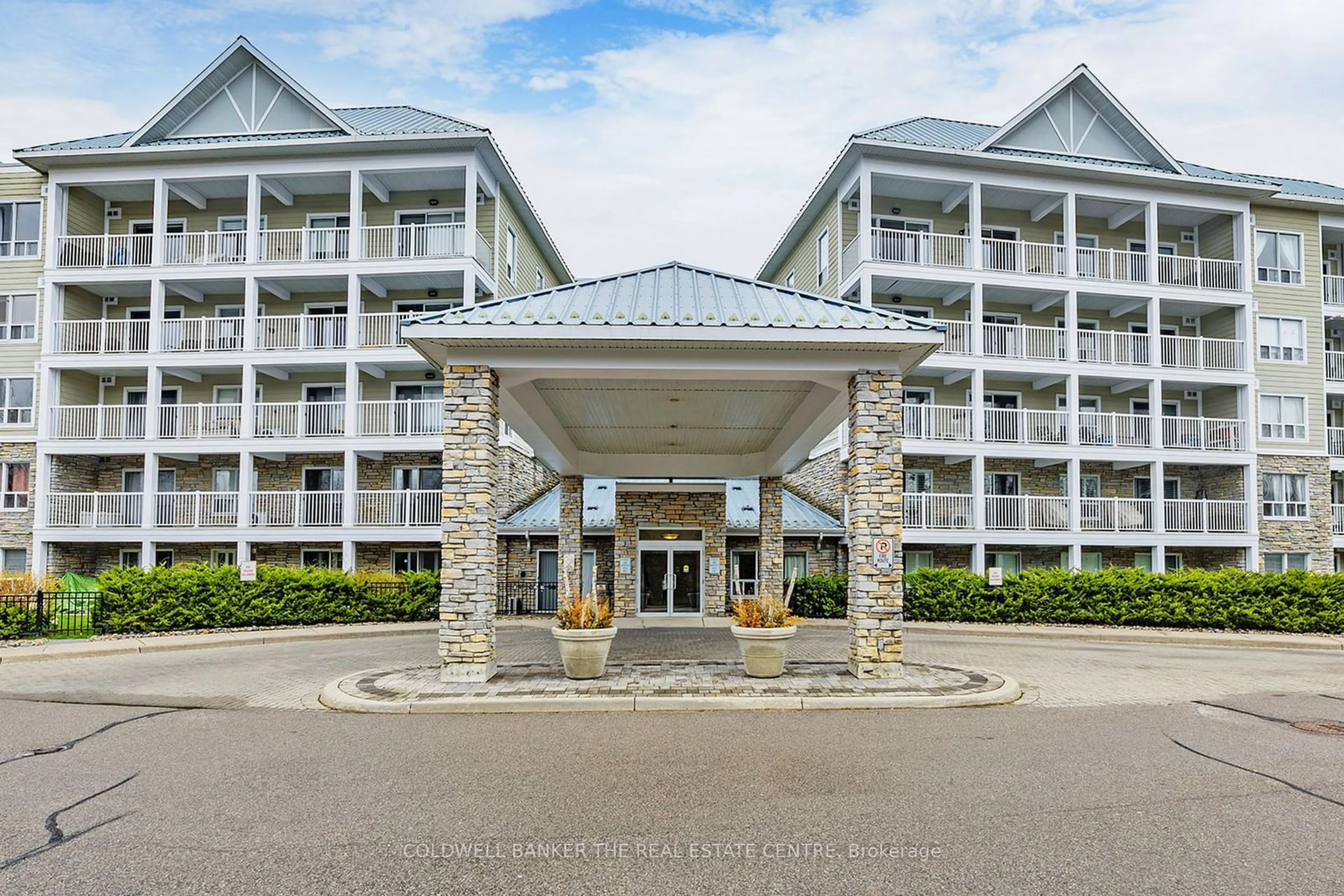 A pic from exterior of the house or condo, the front or back of building for 900 Bogart Mill Tr #225, Newmarket Ontario L3Y 8V5