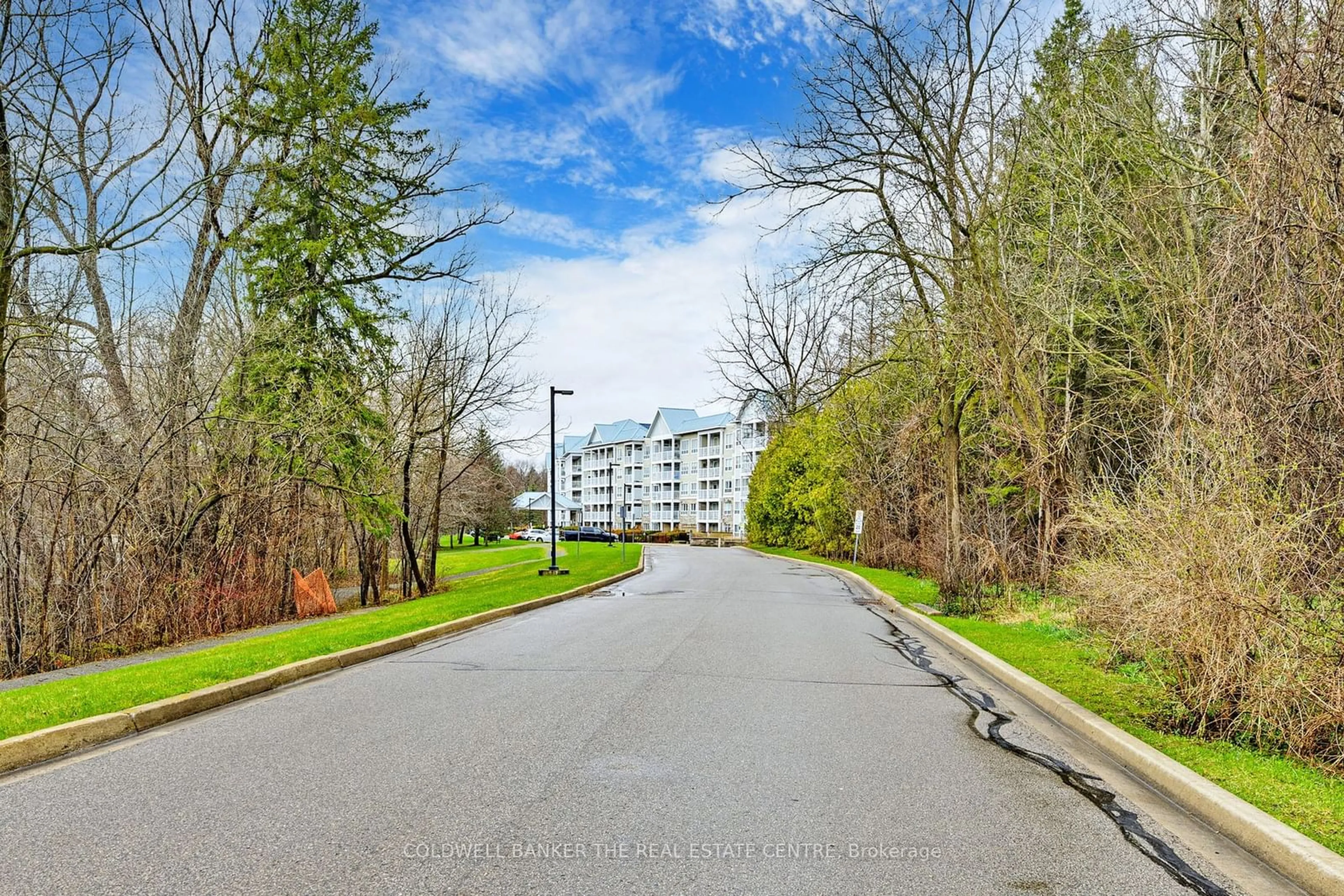 A pic from exterior of the house or condo, the street view for 900 Bogart Mill Tr #225, Newmarket Ontario L3Y 8V5