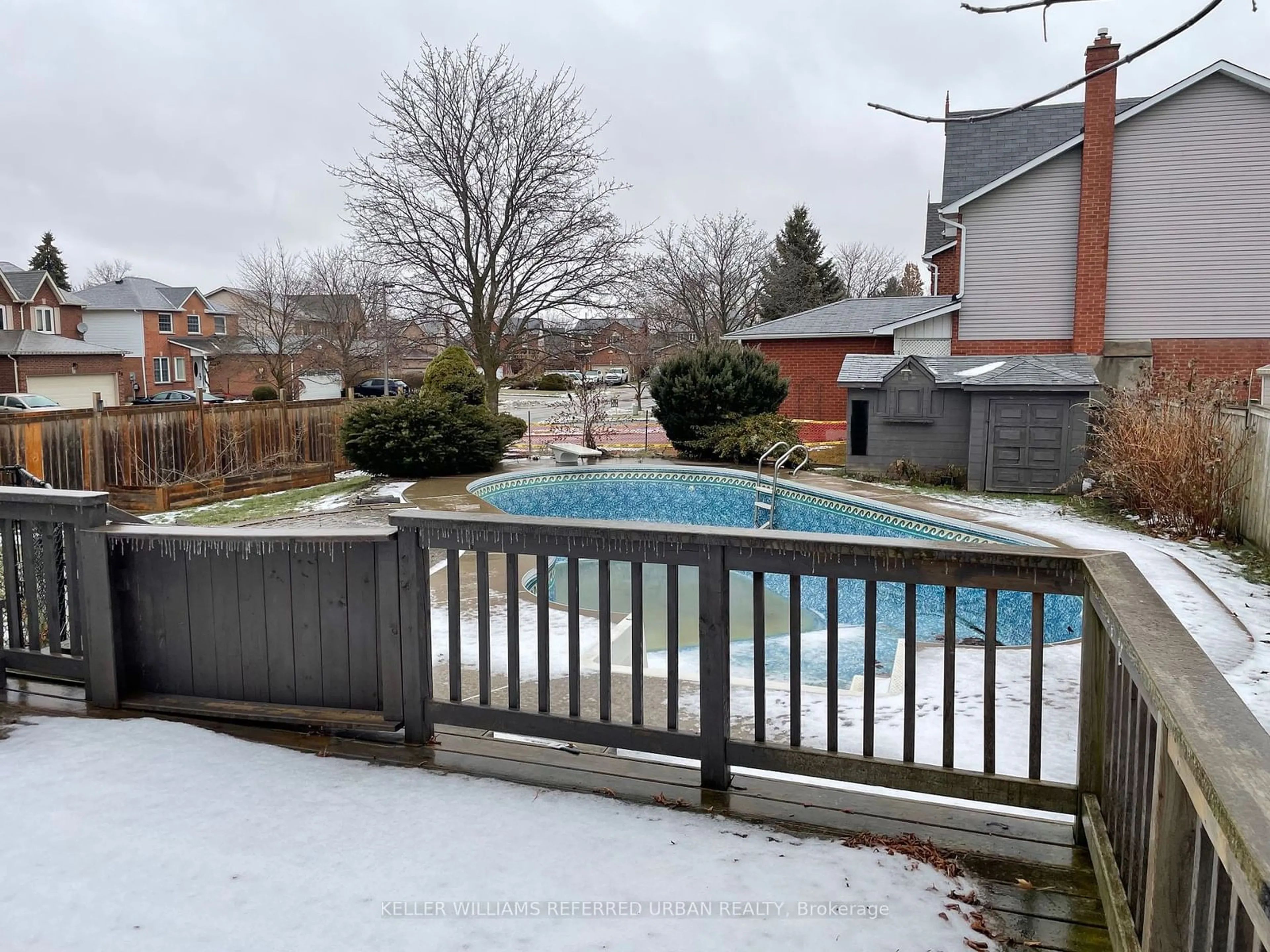 Indoor or outdoor pool for 135 Natanya Blvd, Georgina Ontario L4P 3N4