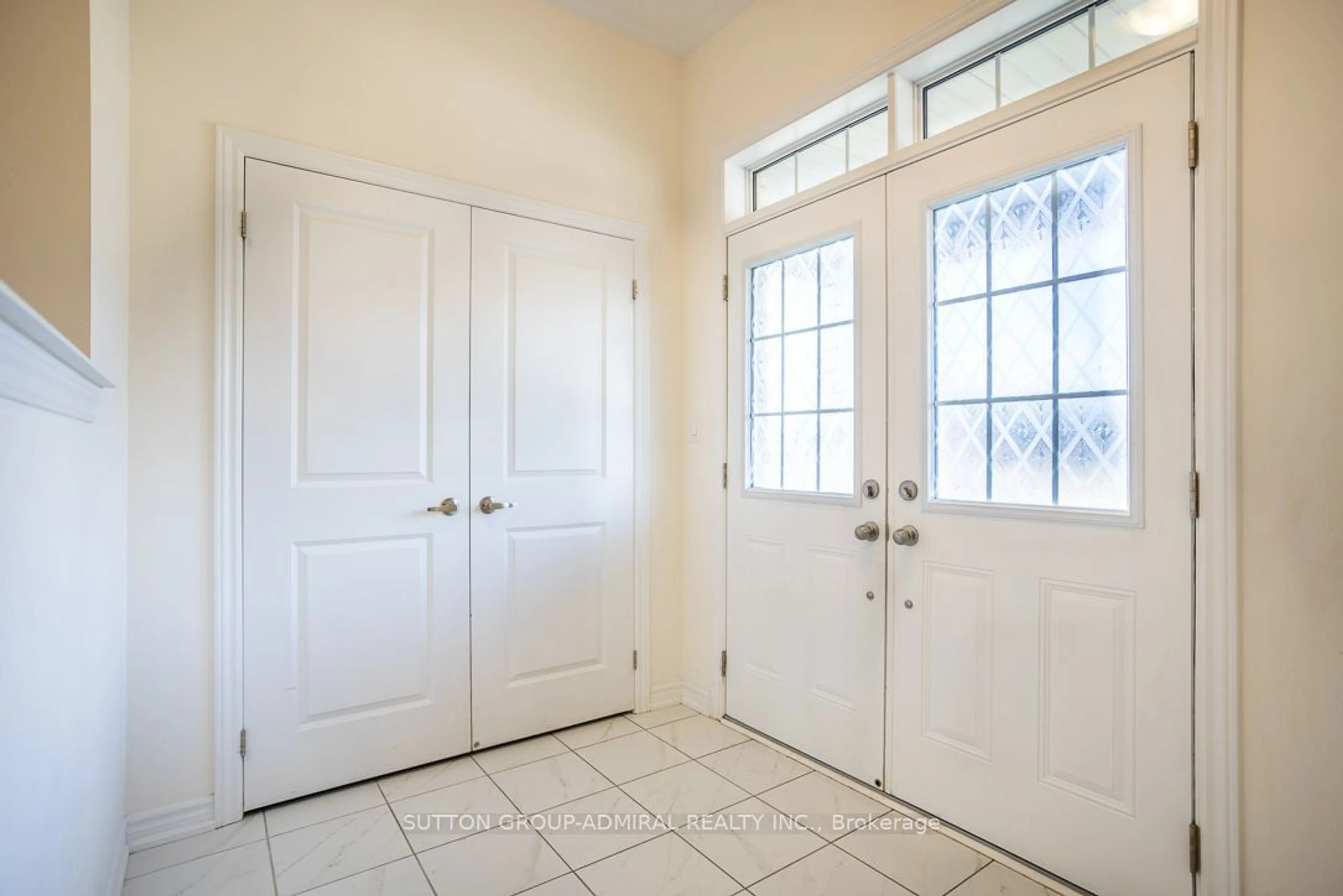 Indoor entryway, wood floors for 2207 Lozenby St, Innisfil Ontario L9S 0M9