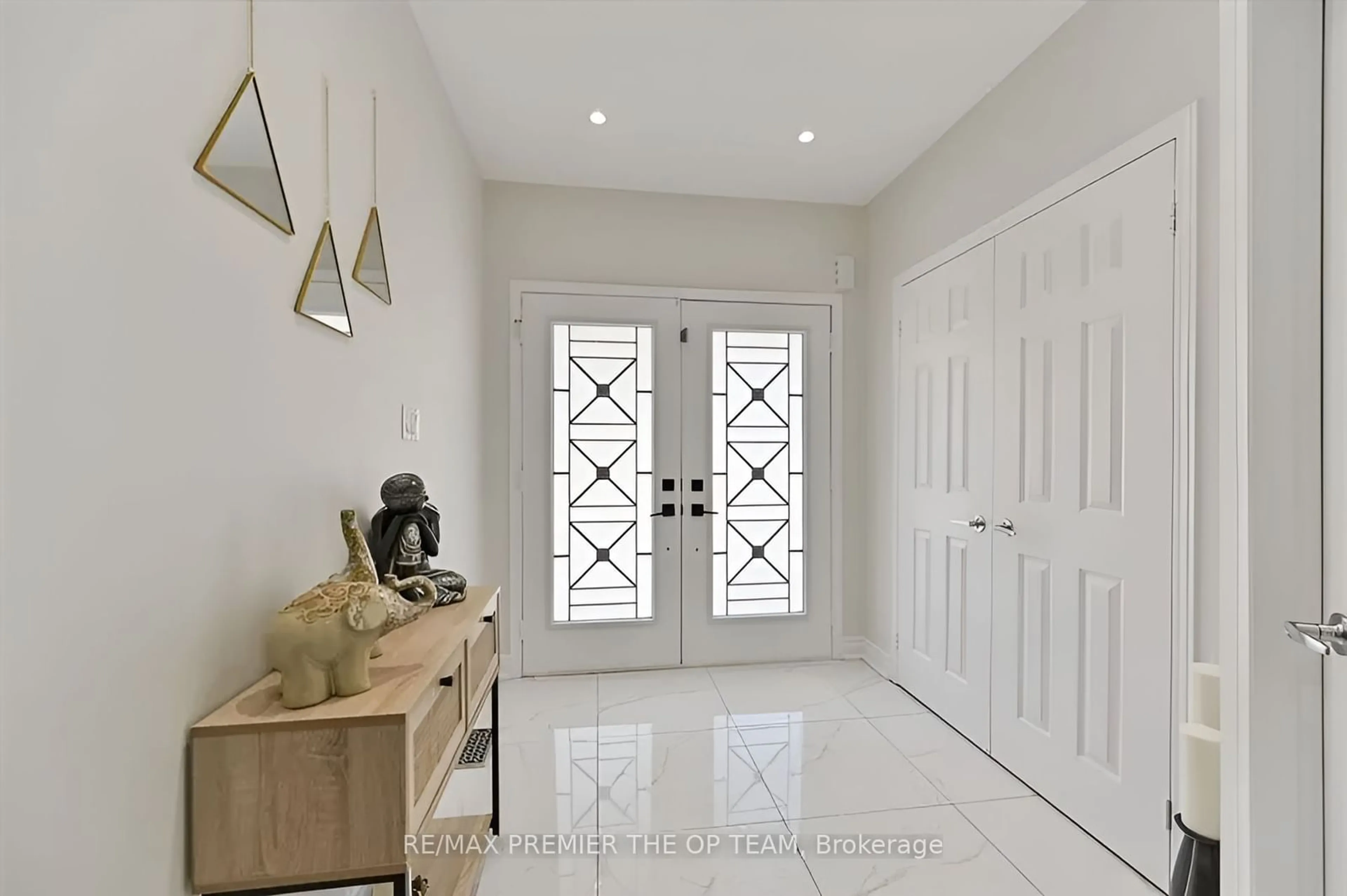 Indoor entryway, wood floors for 7 Kingly Crest Way, Vaughan Ontario L4H 1M7