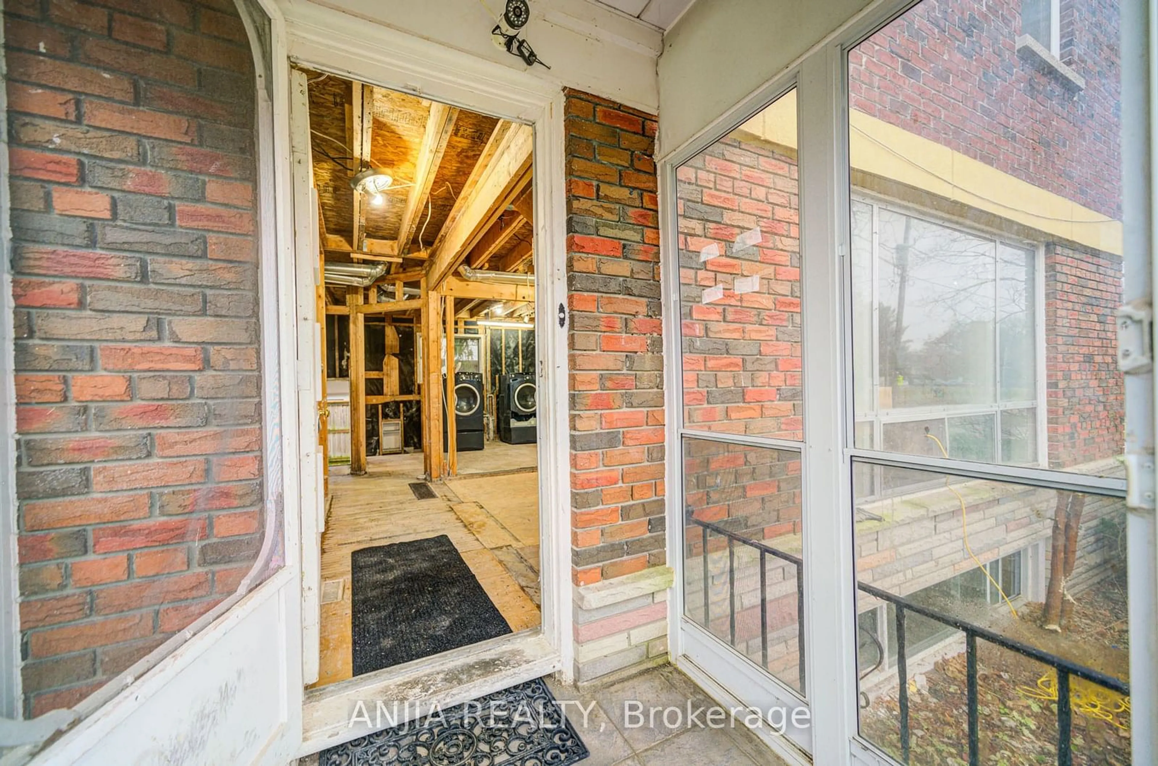 Indoor entryway for 27 Jonquil Cres, Markham Ontario L3P 1T3