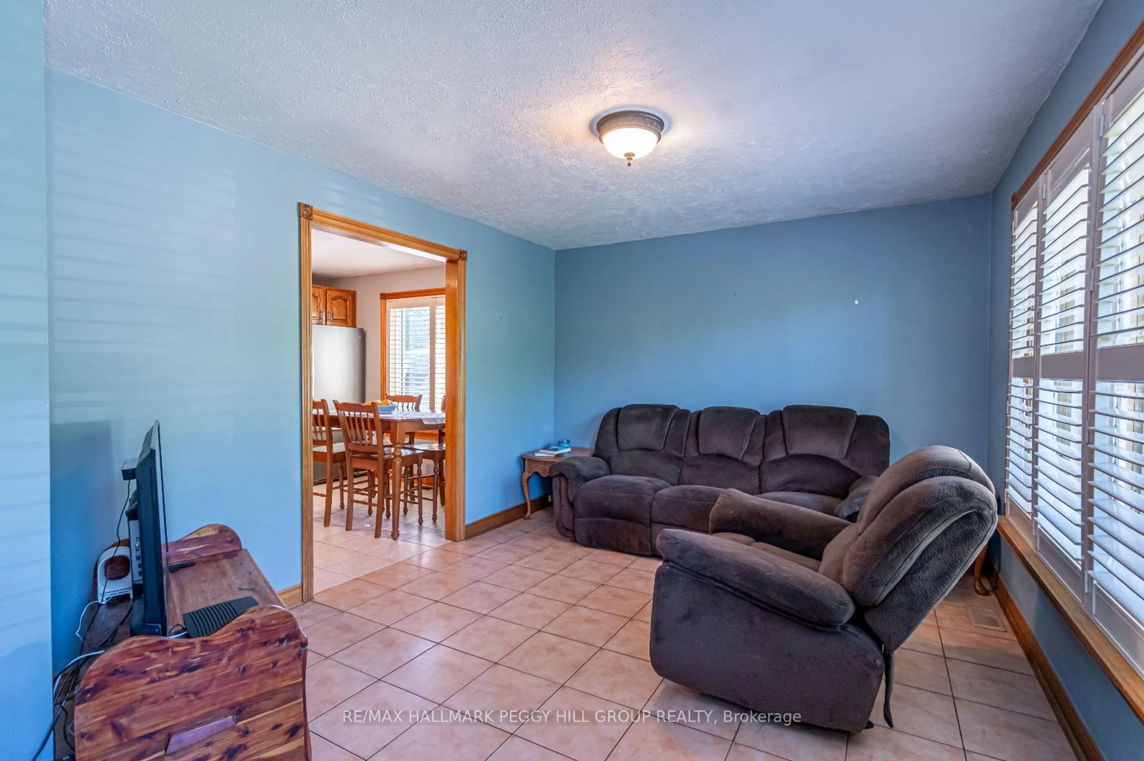 Living room, wood floors for 2139 Adjala-Tecumseth Townline, New Tecumseth Ontario L0G 1W0