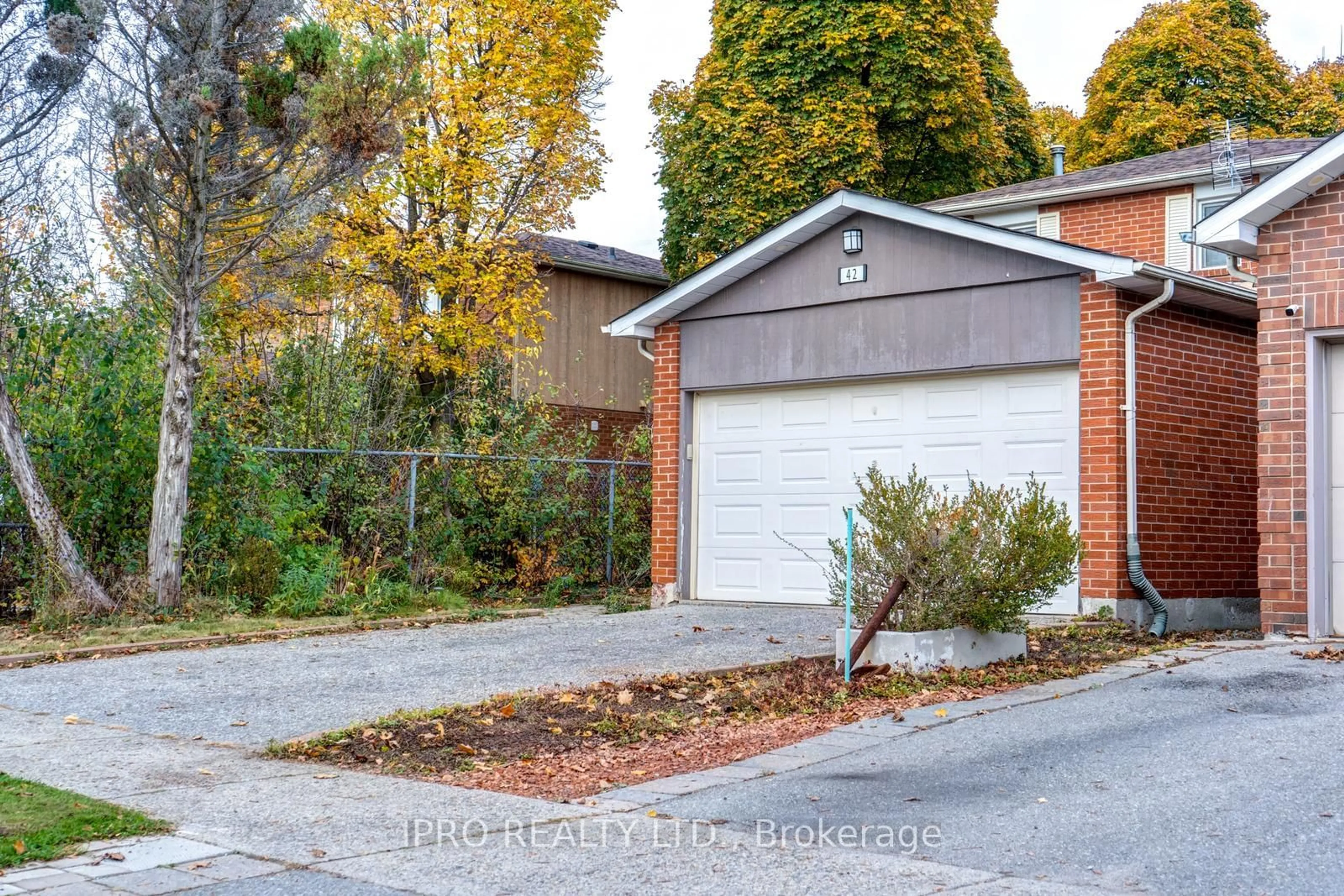 Frontside or backside of a home, the street view for 42 Lund St, Richmond Hill Ontario L4C 5V7