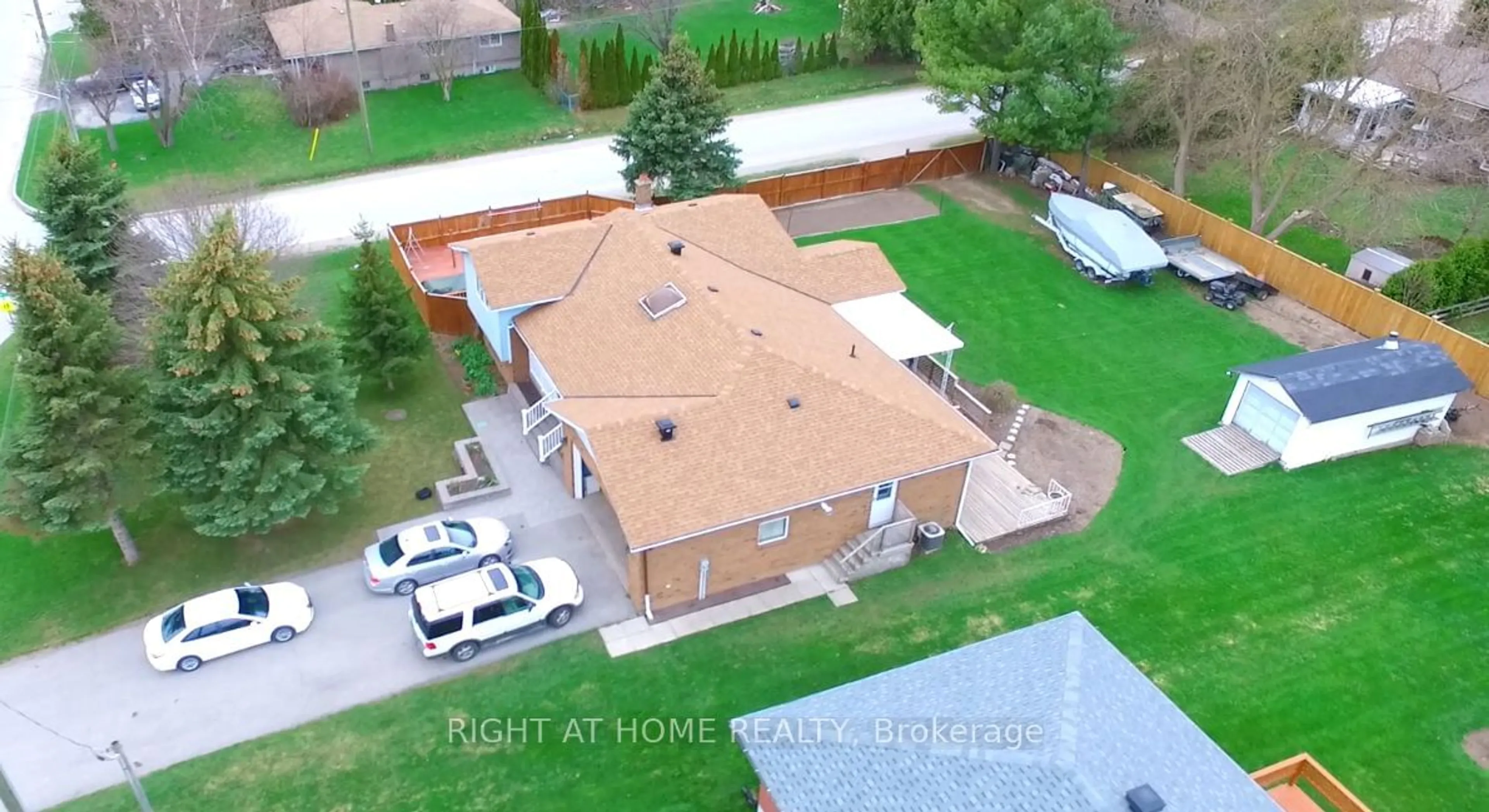 A pic from outside/outdoor area/front of a property/back of a property/a pic from drone, street for 214 Glenn Ave, Innisfil Ontario L9S 1C4