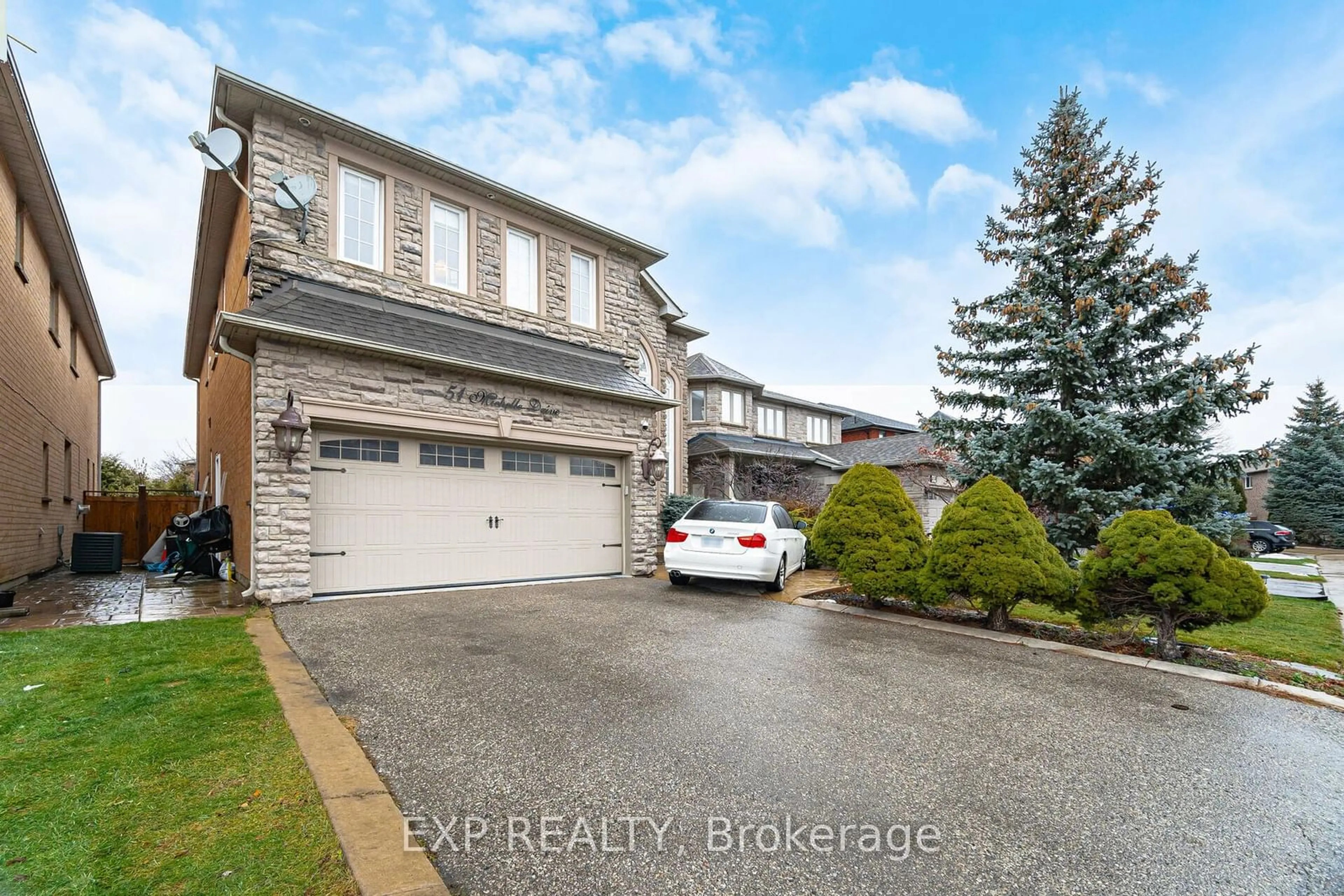 A pic from outside/outdoor area/front of a property/back of a property/a pic from drone, street for 51 Michelle Dr, Vaughan Ontario L4L 9B8