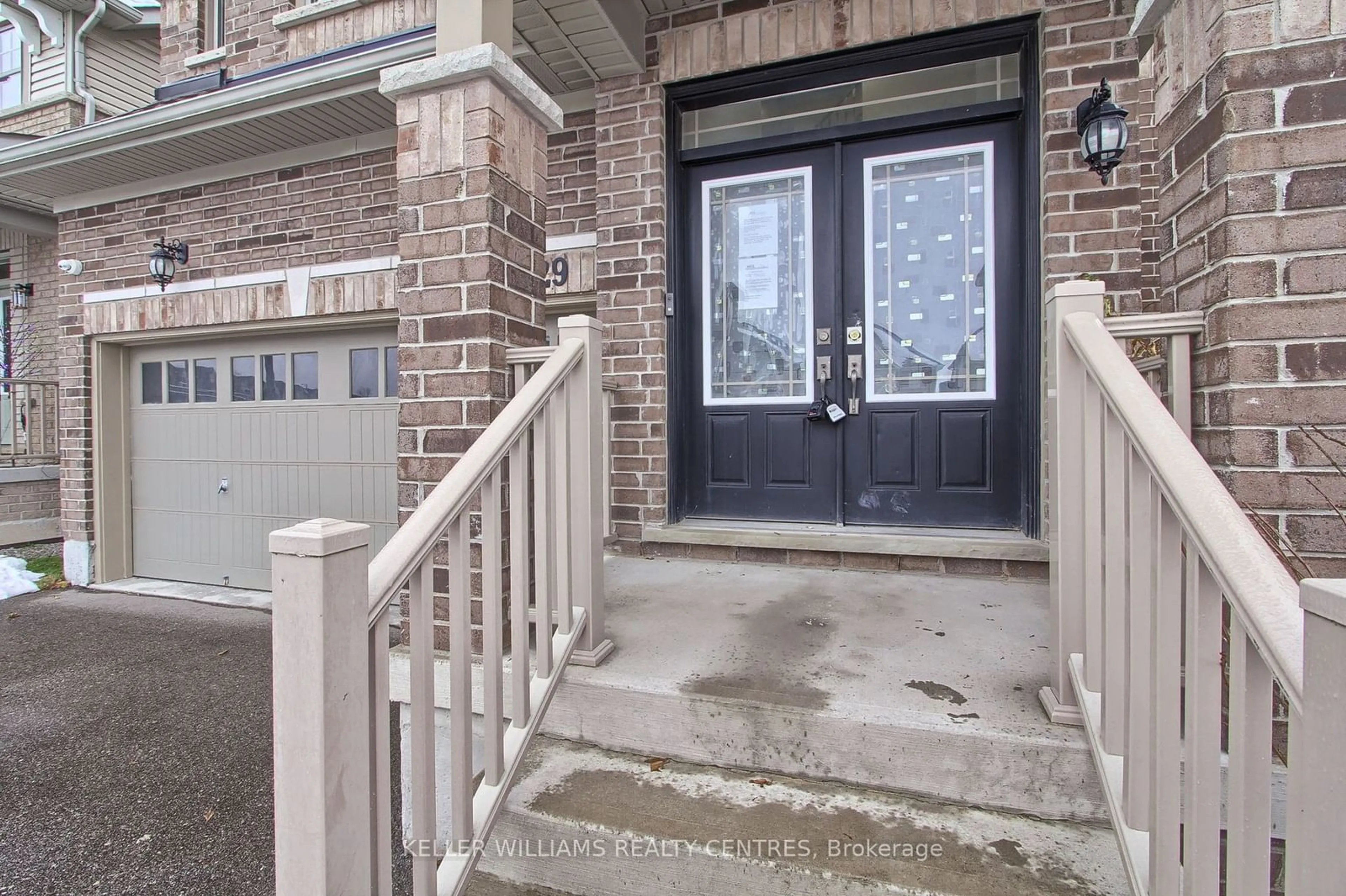 Indoor entryway for 29 Treetops Blvd, New Tecumseth Ontario L9R 0M4