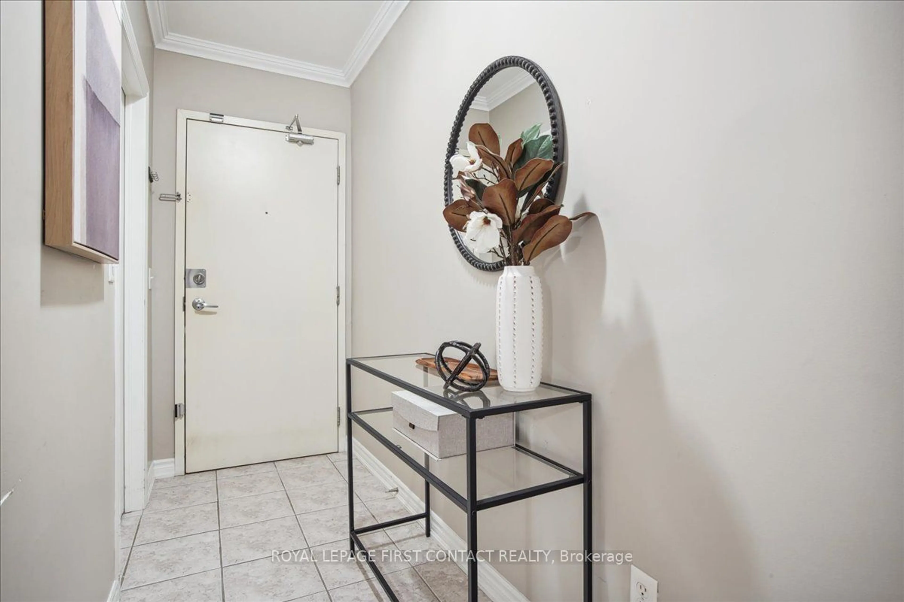 Indoor entryway for 112 Simcoe Rd #410, Bradford West Gwillimbury Ontario L3Z 1Y2