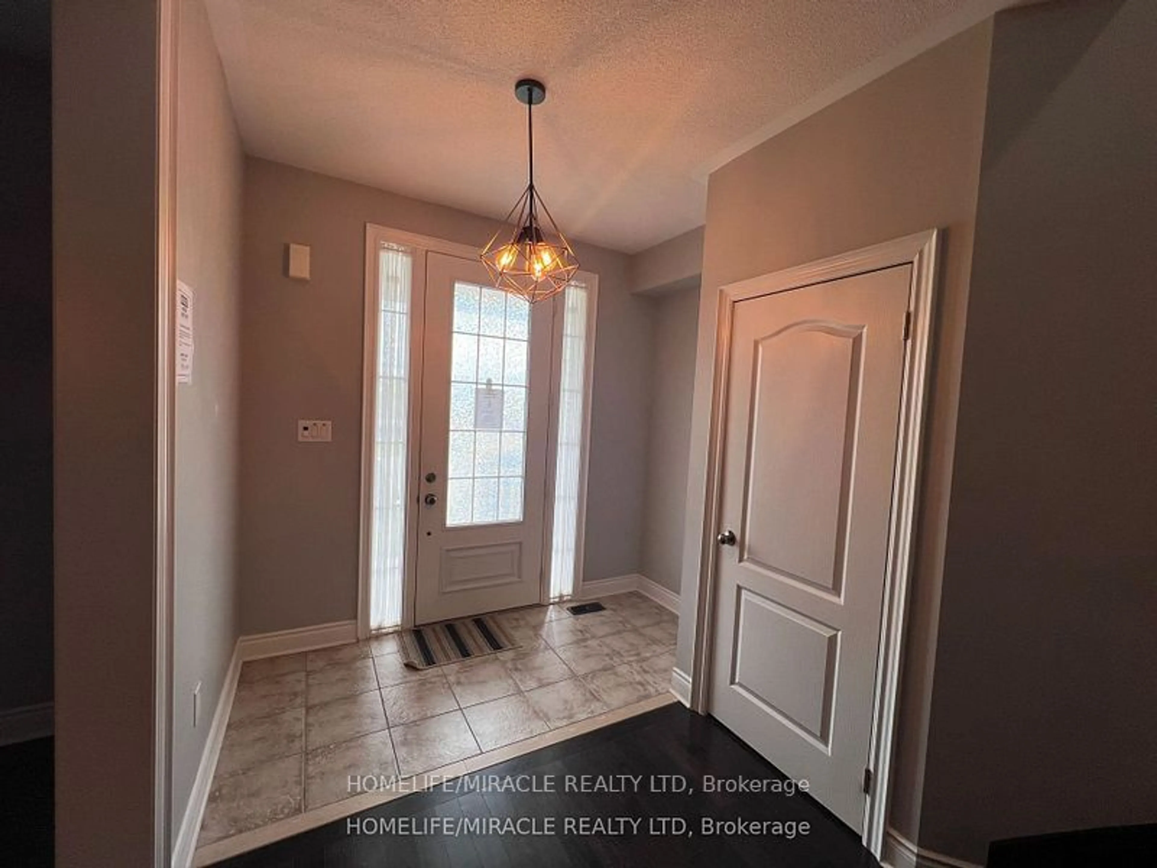 Indoor entryway for 89 Latimer Ave, Essa Ontario L3W 0N1