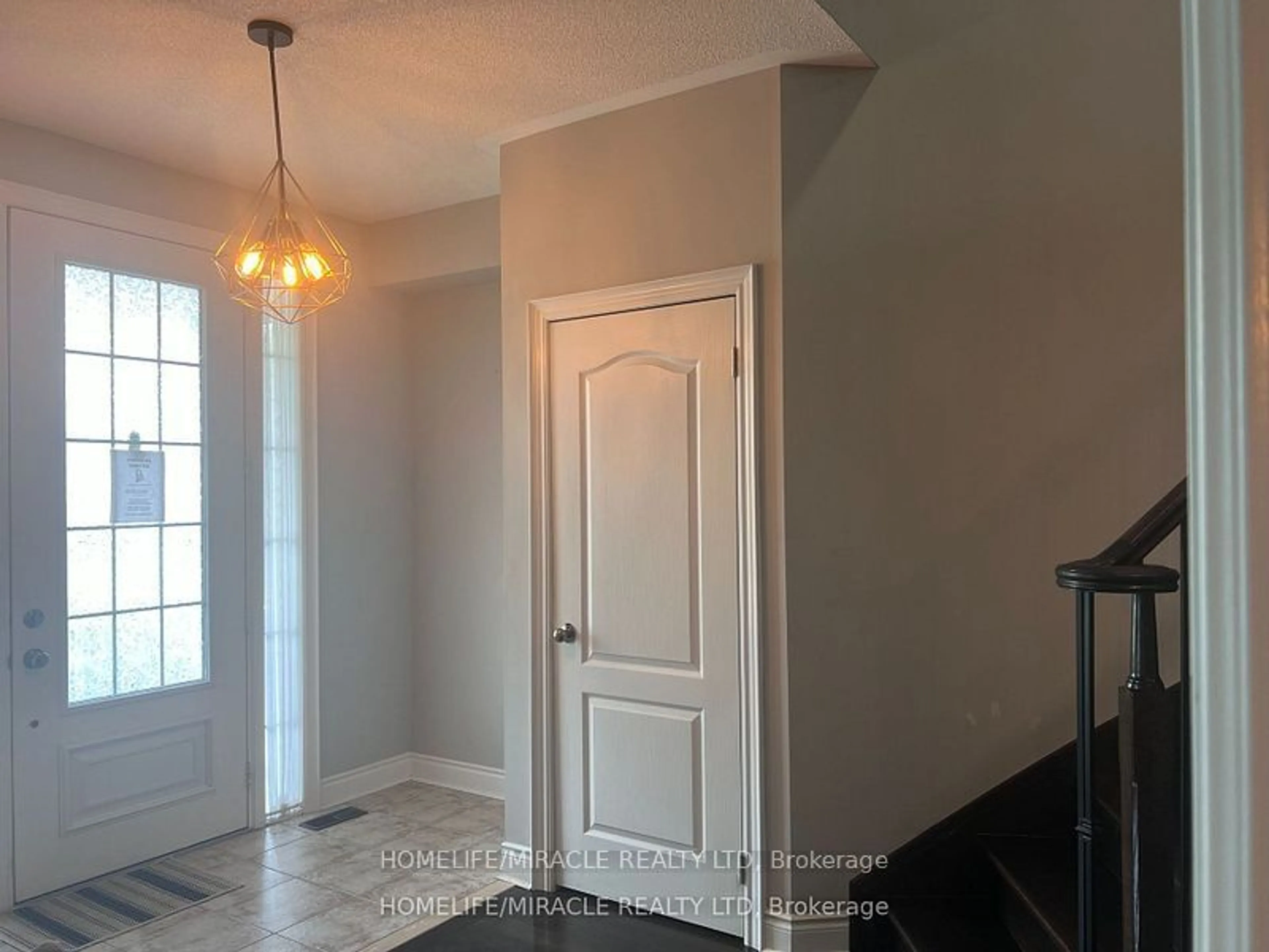 Indoor entryway for 89 Latimer Ave, Essa Ontario L3W 0N1