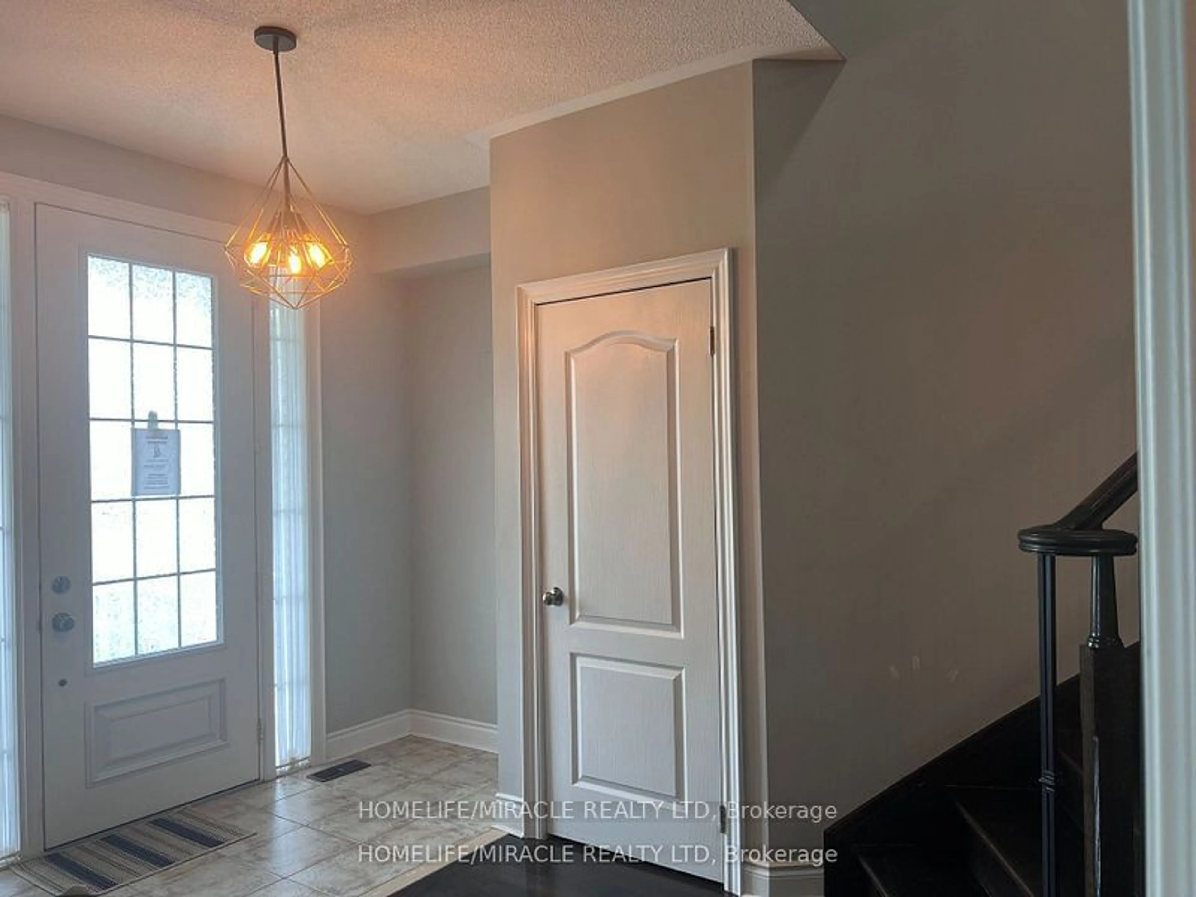 Indoor entryway for 89 Latimer Ave, Essa Ontario L3W 0N1