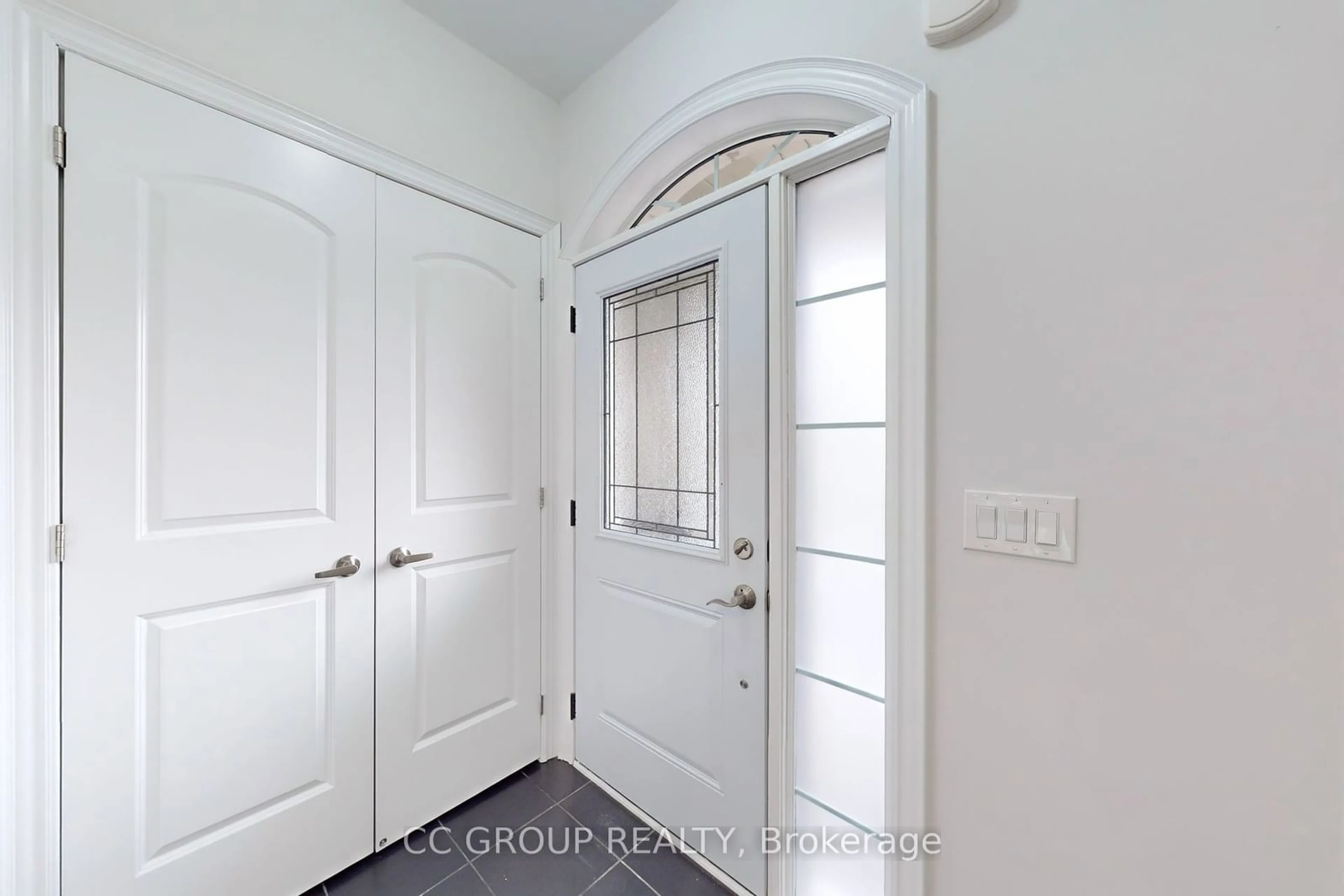 Indoor entryway for 59 Ruffle Lane, Richmond Hill Ontario L4E 0W3