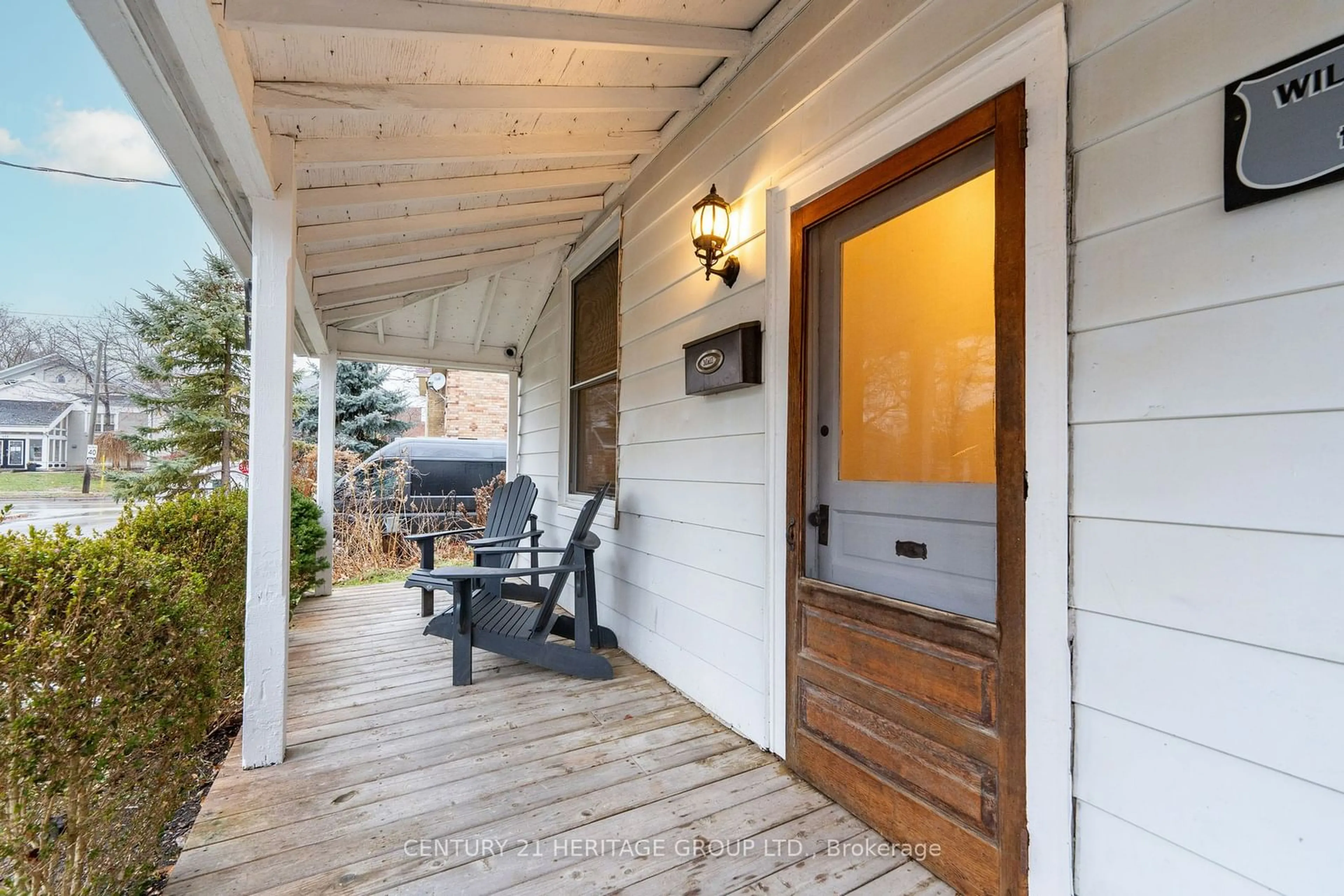 Indoor entryway for 97 Raglan St, Newmarket Ontario L3Y 4B2