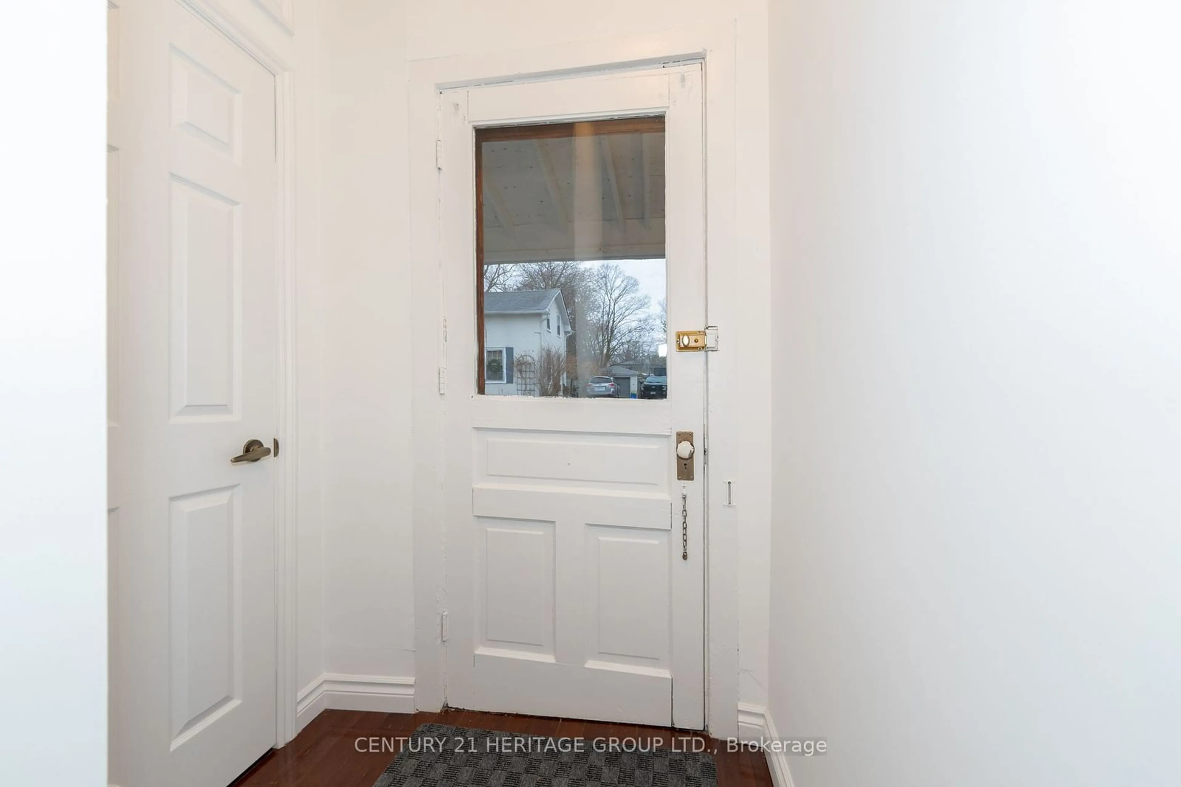 Indoor entryway for 97 Raglan St, Newmarket Ontario L3Y 4B2