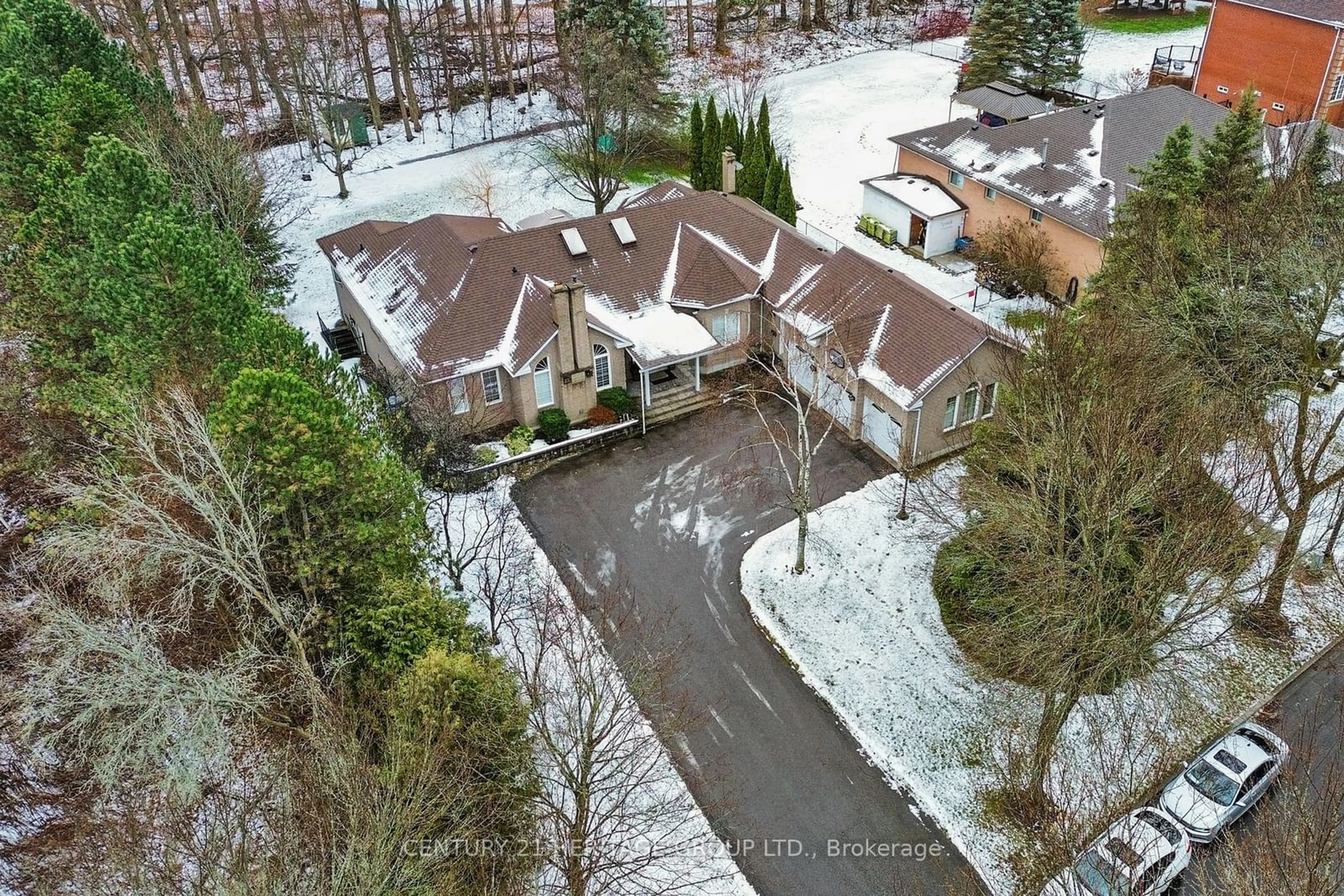 A pic from outside/outdoor area/front of a property/back of a property/a pic from drone, street for 15 Treegrove Circ, Aurora Ontario L4G 6M1