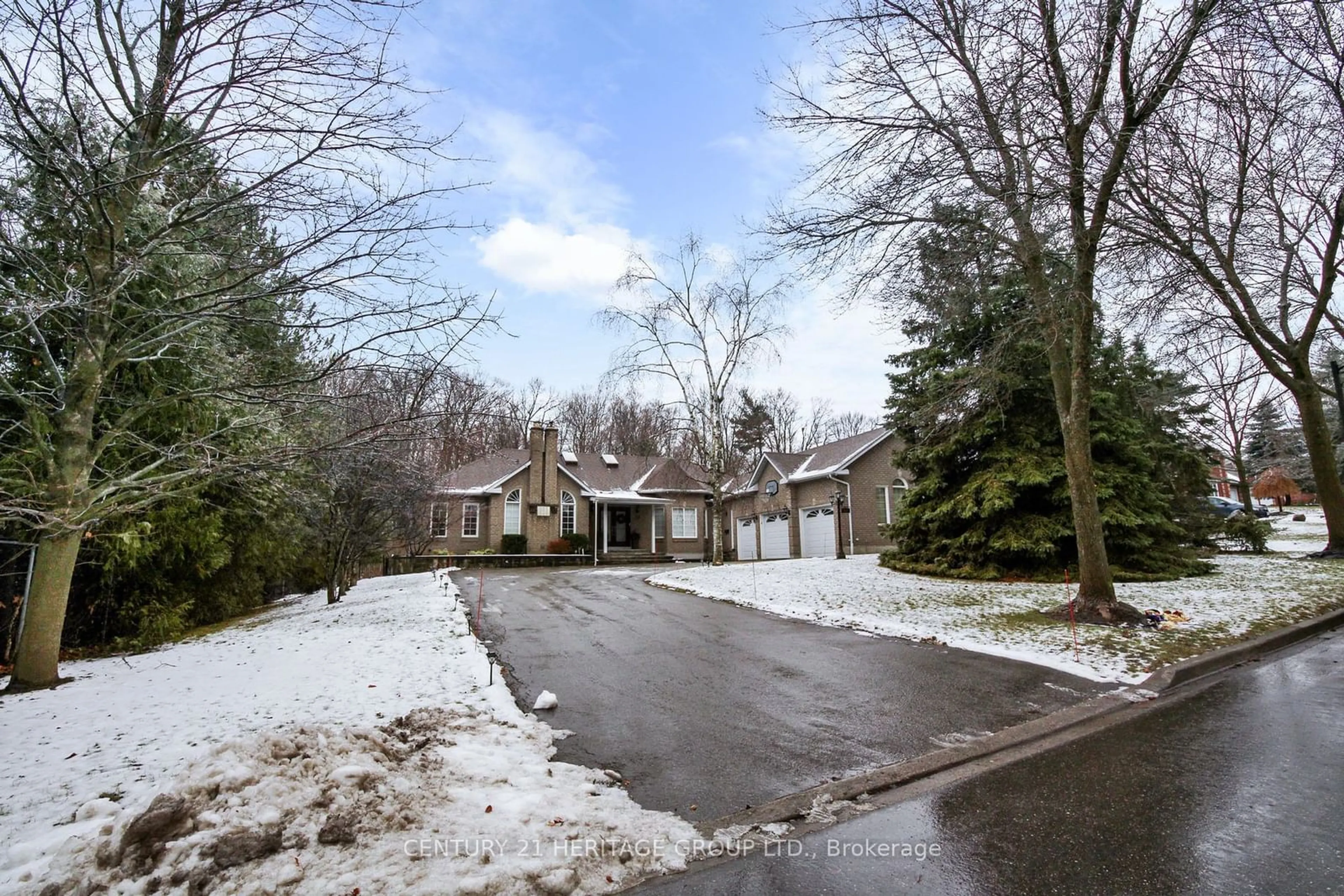 A pic from outside/outdoor area/front of a property/back of a property/a pic from drone, street for 15 Treegrove Circ, Aurora Ontario L4G 6M1