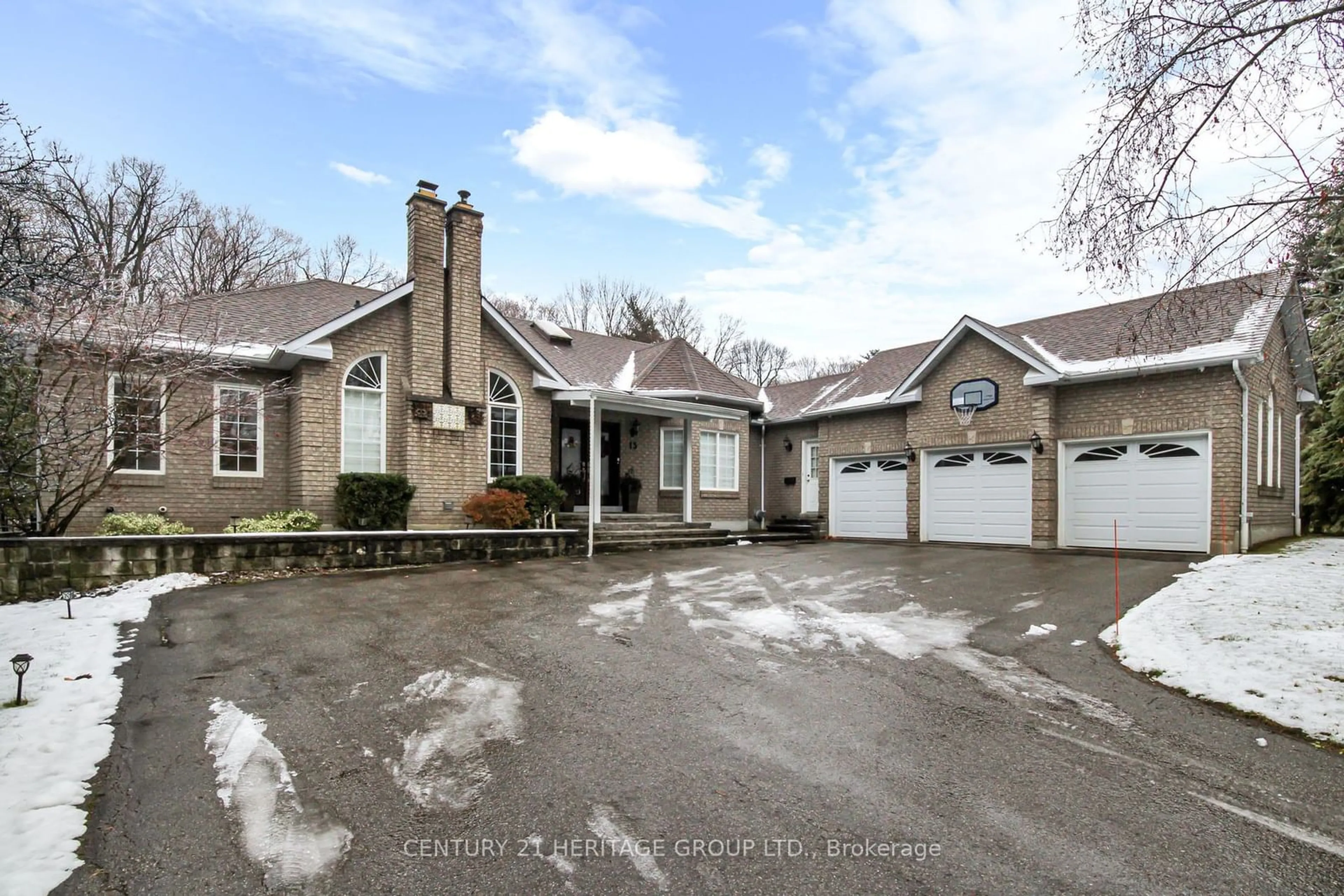 A pic from outside/outdoor area/front of a property/back of a property/a pic from drone, street for 15 Treegrove Circ, Aurora Ontario L4G 6M1