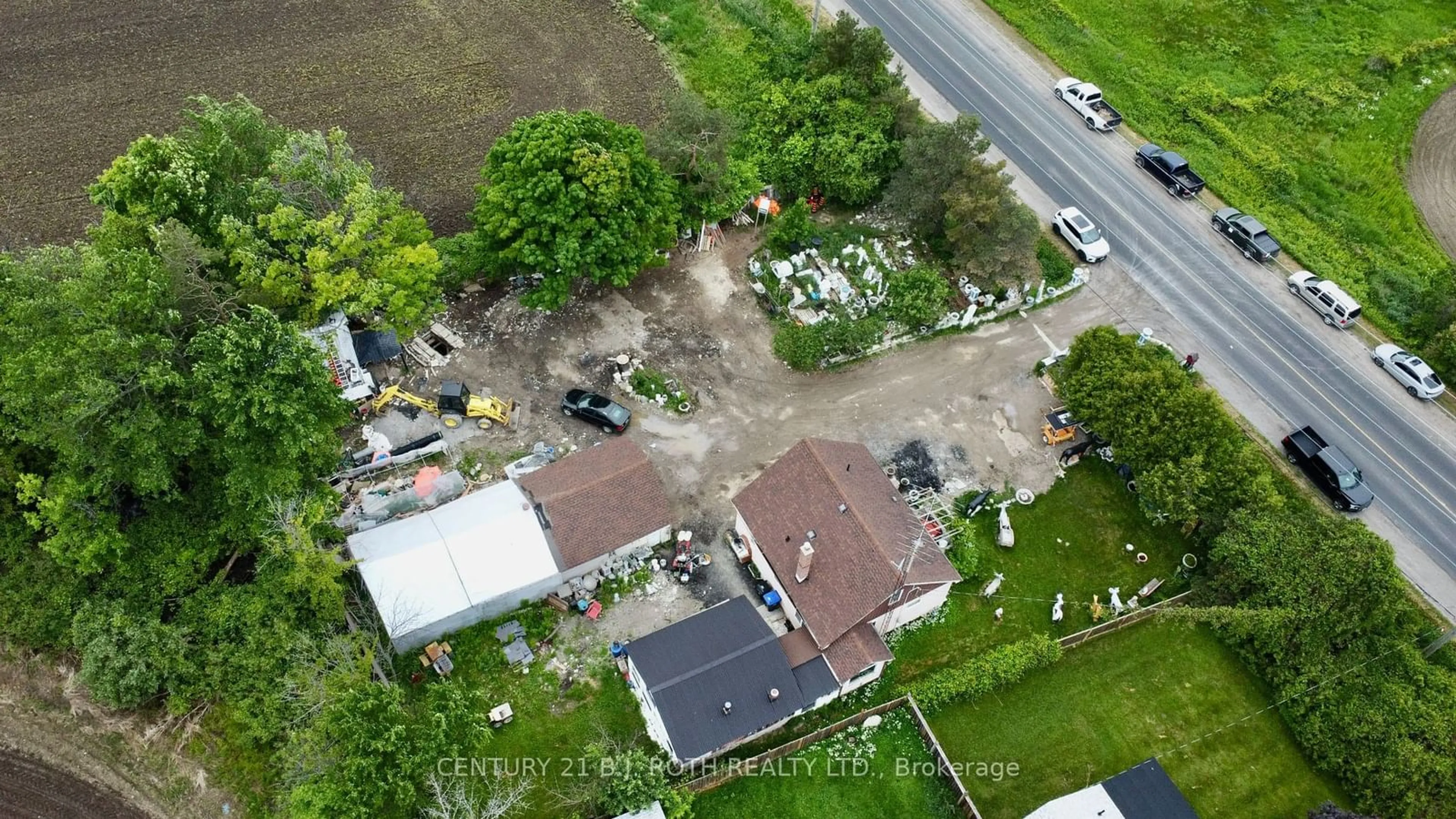 A pic from outside/outdoor area/front of a property/back of a property/a pic from drone, street for 1231 10th Line, Innisfil Ontario L9S 3N5