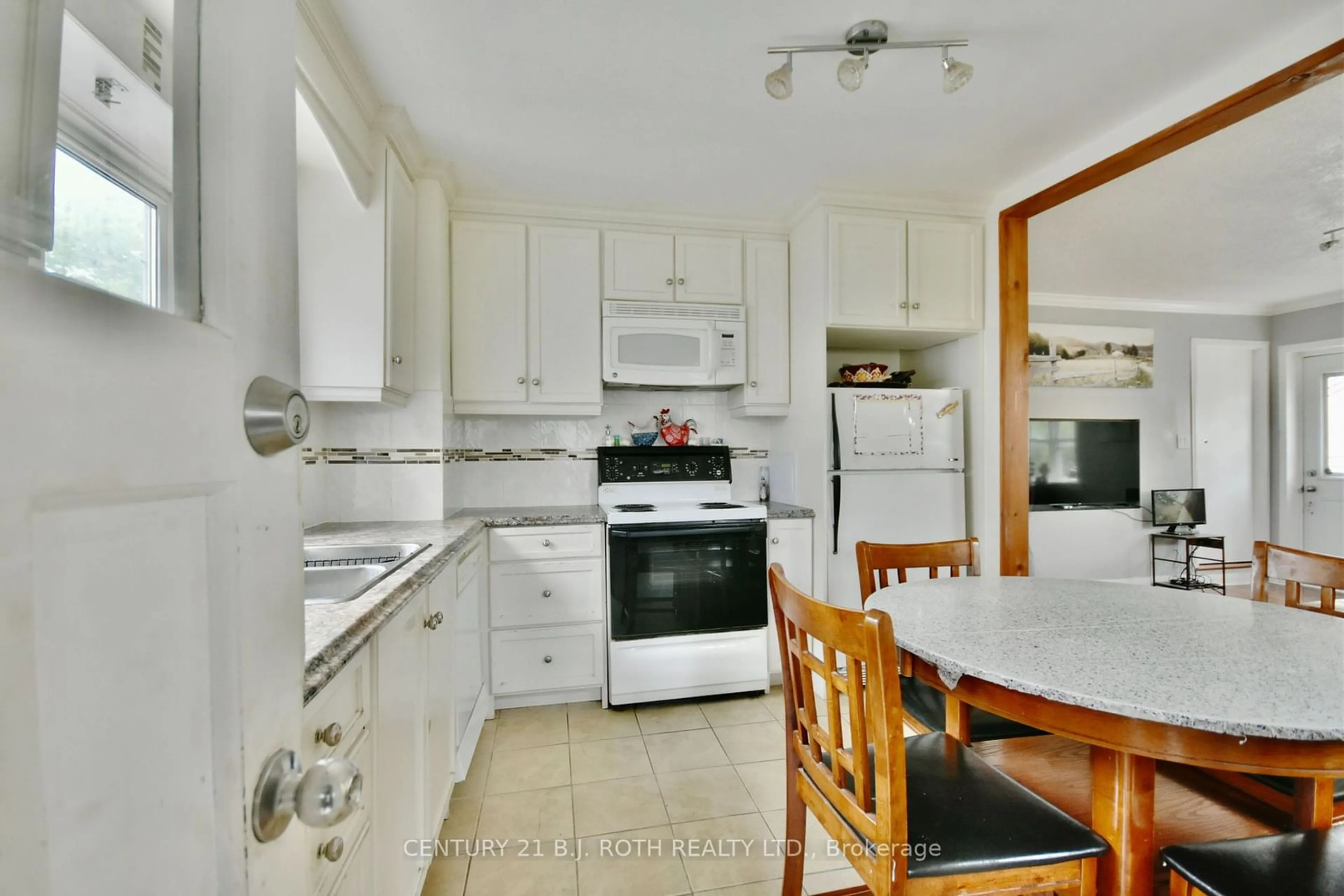 Standard kitchen, unknown for 1231 10th Line, Innisfil Ontario L9S 3N5