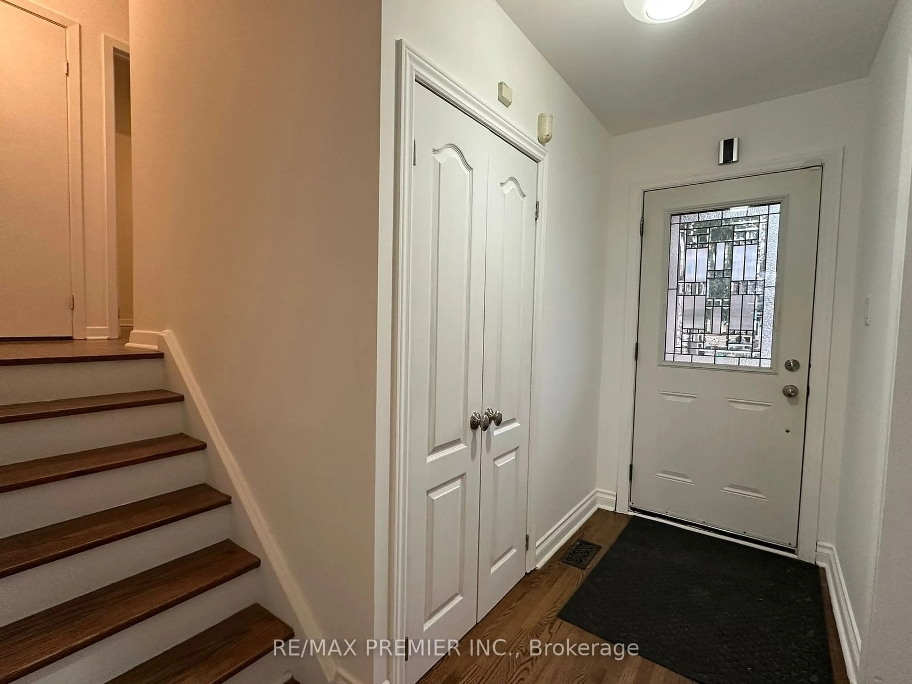 Indoor entryway for 322 Loretta Cres, Whitchurch-Stouffville Ontario L4A 6K9