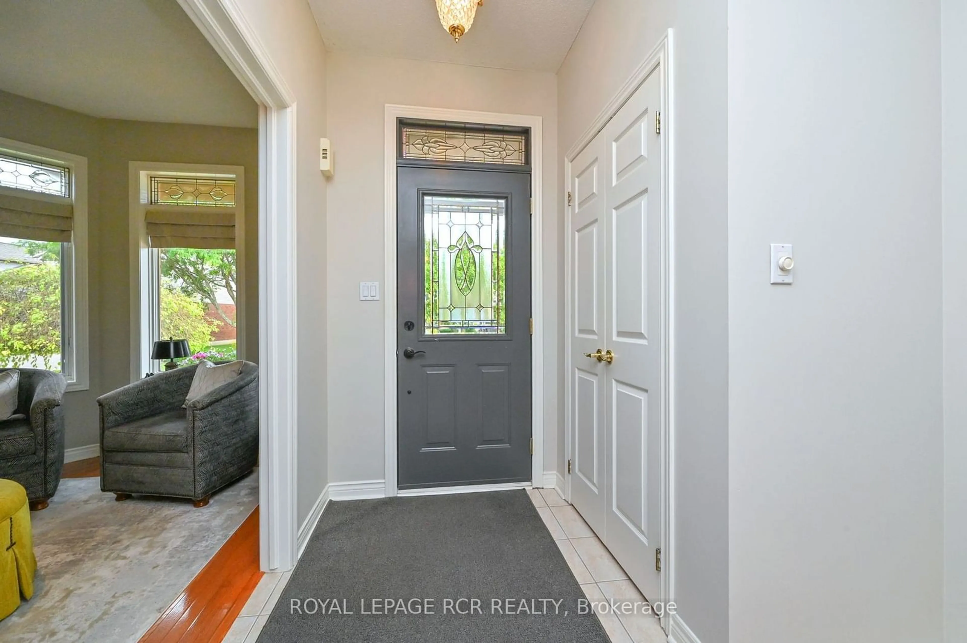 Indoor entryway for 13 Briar Gate Way, New Tecumseth Ontario L9R 2A6