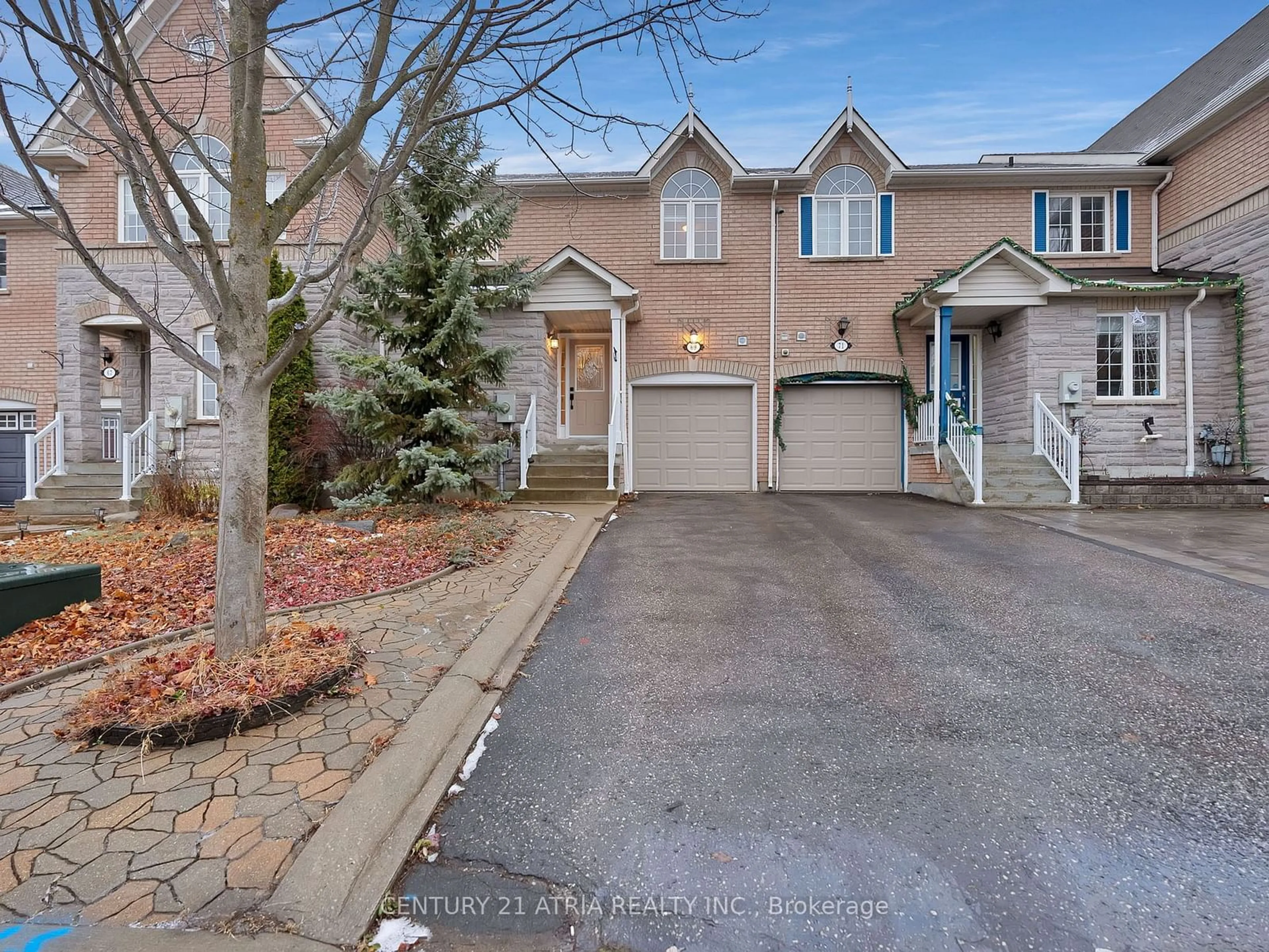 A pic from outside/outdoor area/front of a property/back of a property/a pic from drone, street for 69 red river Cres, Newmarket Ontario L3X 2R5