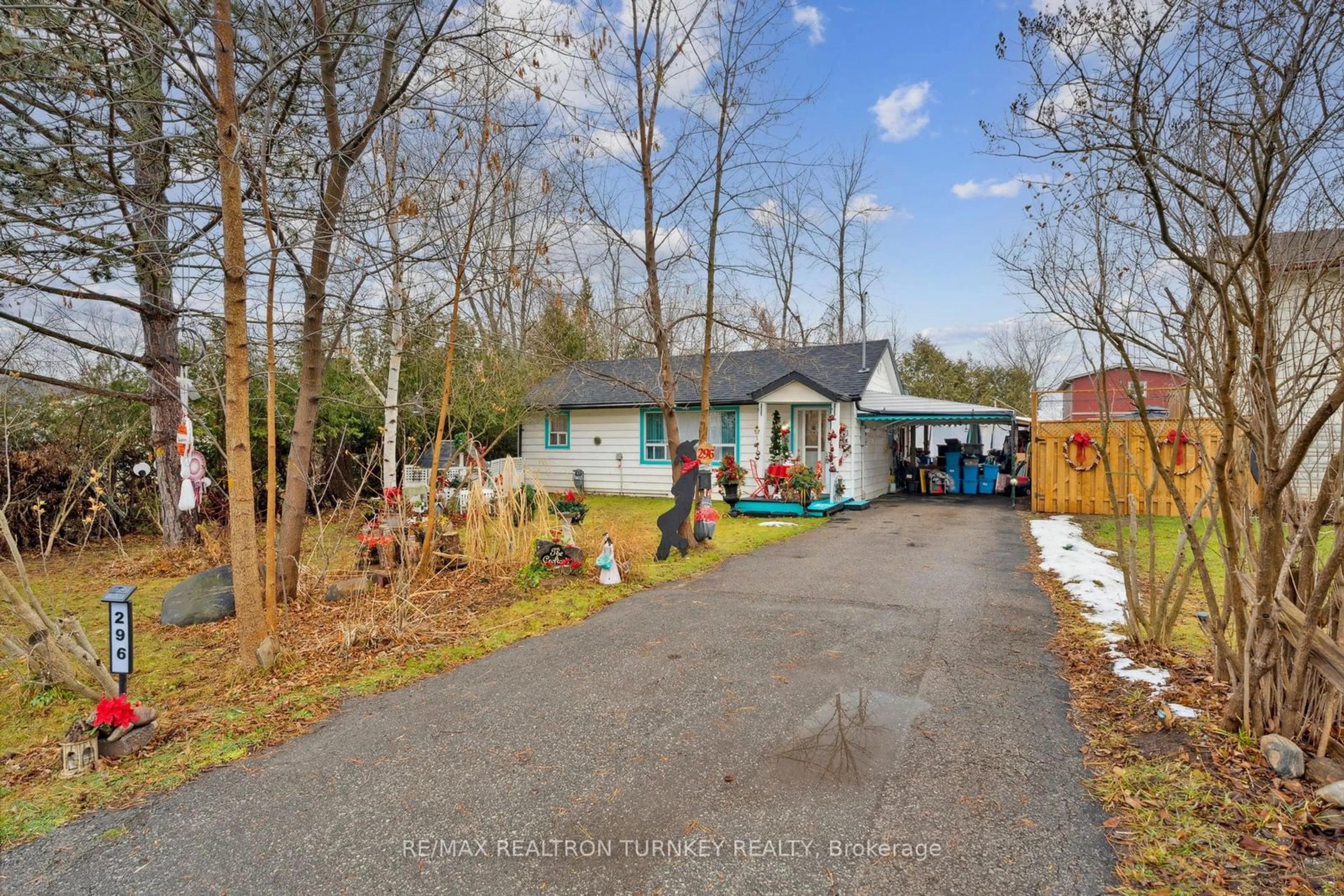 A pic from outside/outdoor area/front of a property/back of a property/a pic from drone, street for 296 Lakeview Blvd, Georgina Ontario L4P 2Y7