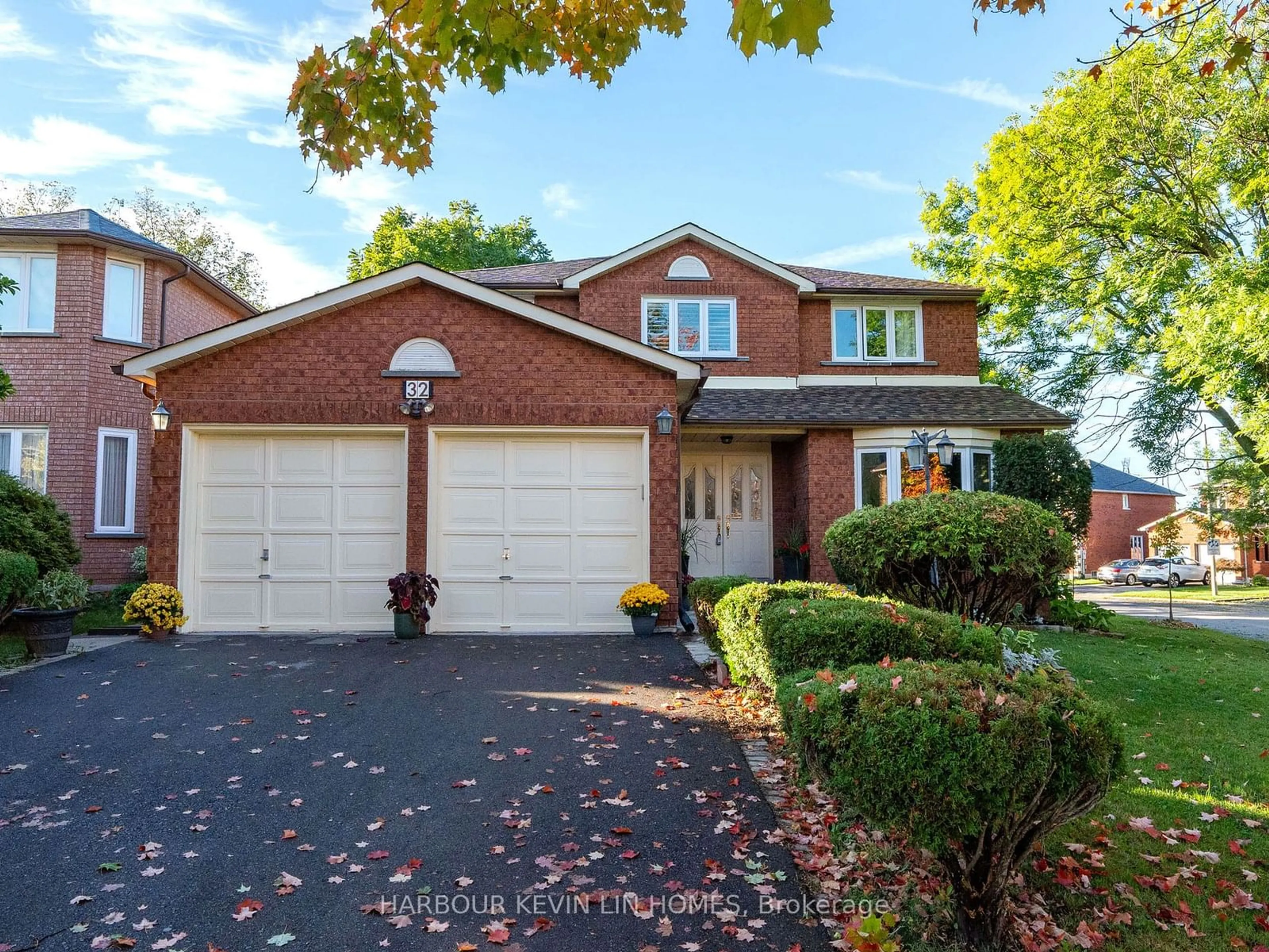 Home with brick exterior material, street for 32 Queens College Dr, Richmond Hill Ontario L4B 1P2