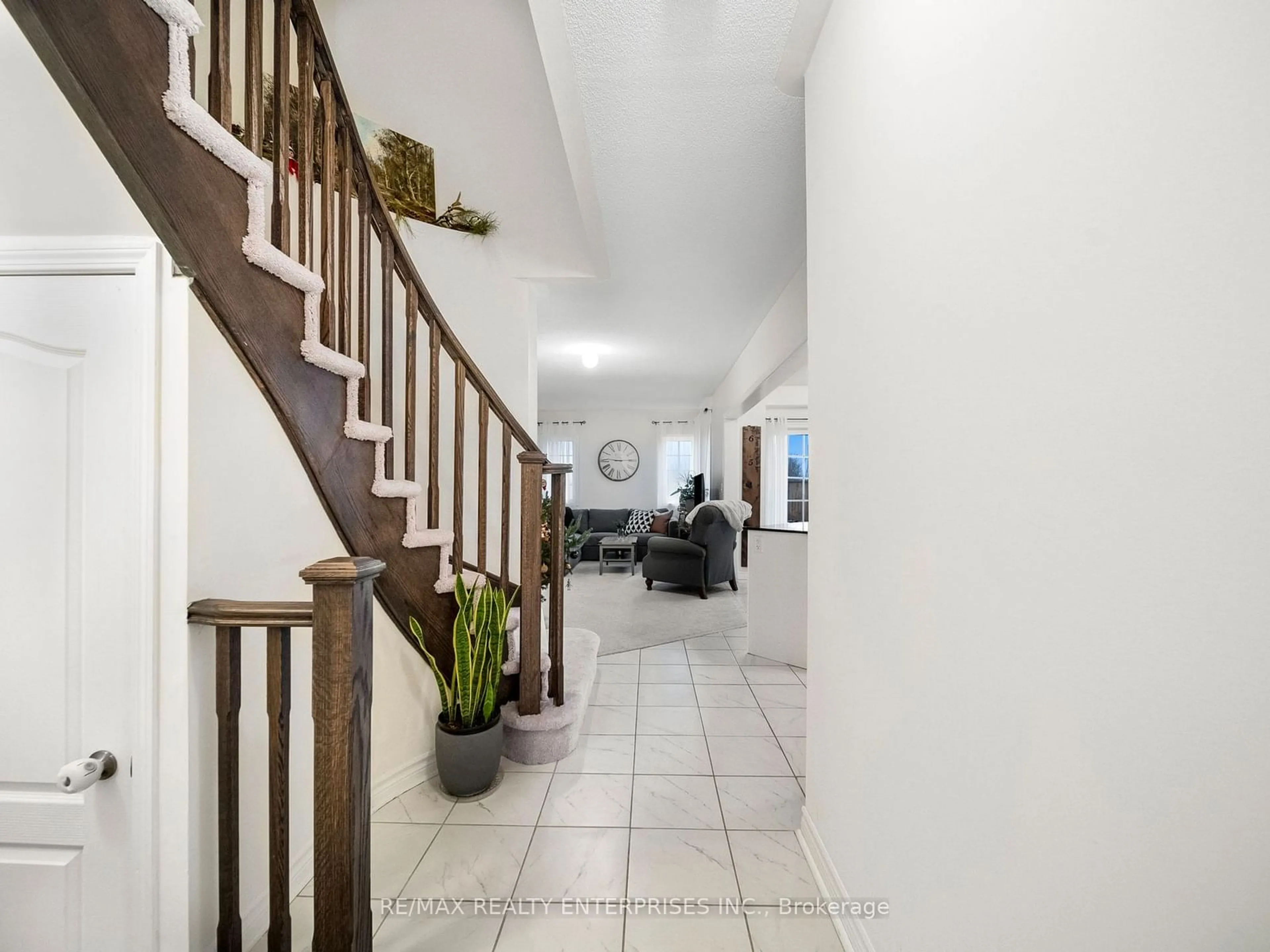 Indoor foyer for 29 Cliff Thompson Crt, Georgina Ontario L0E 1R0