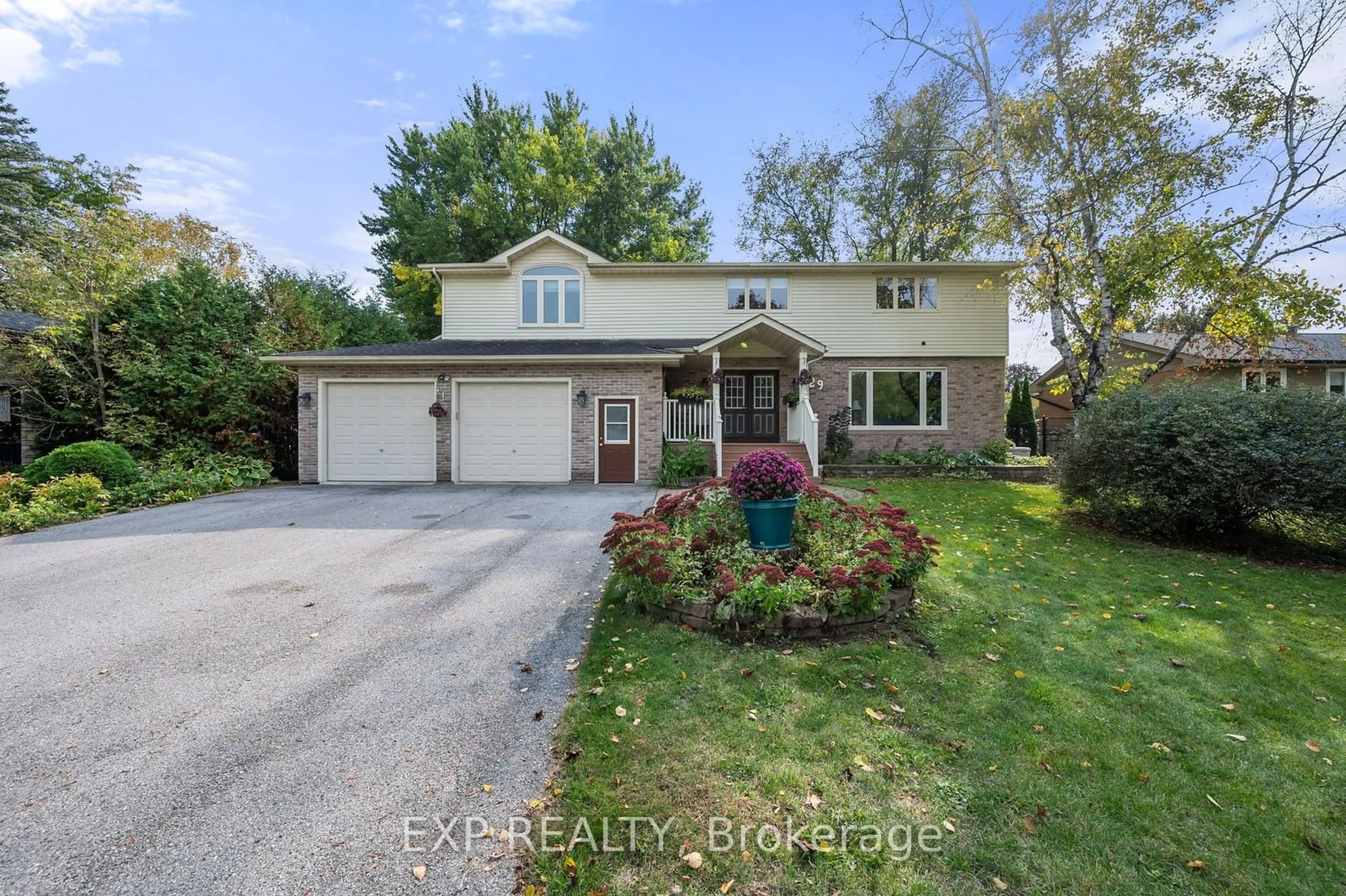 A pic from outside/outdoor area/front of a property/back of a property/a pic from drone, street for 29 May Ave, East Gwillimbury Ontario L0G 1V0