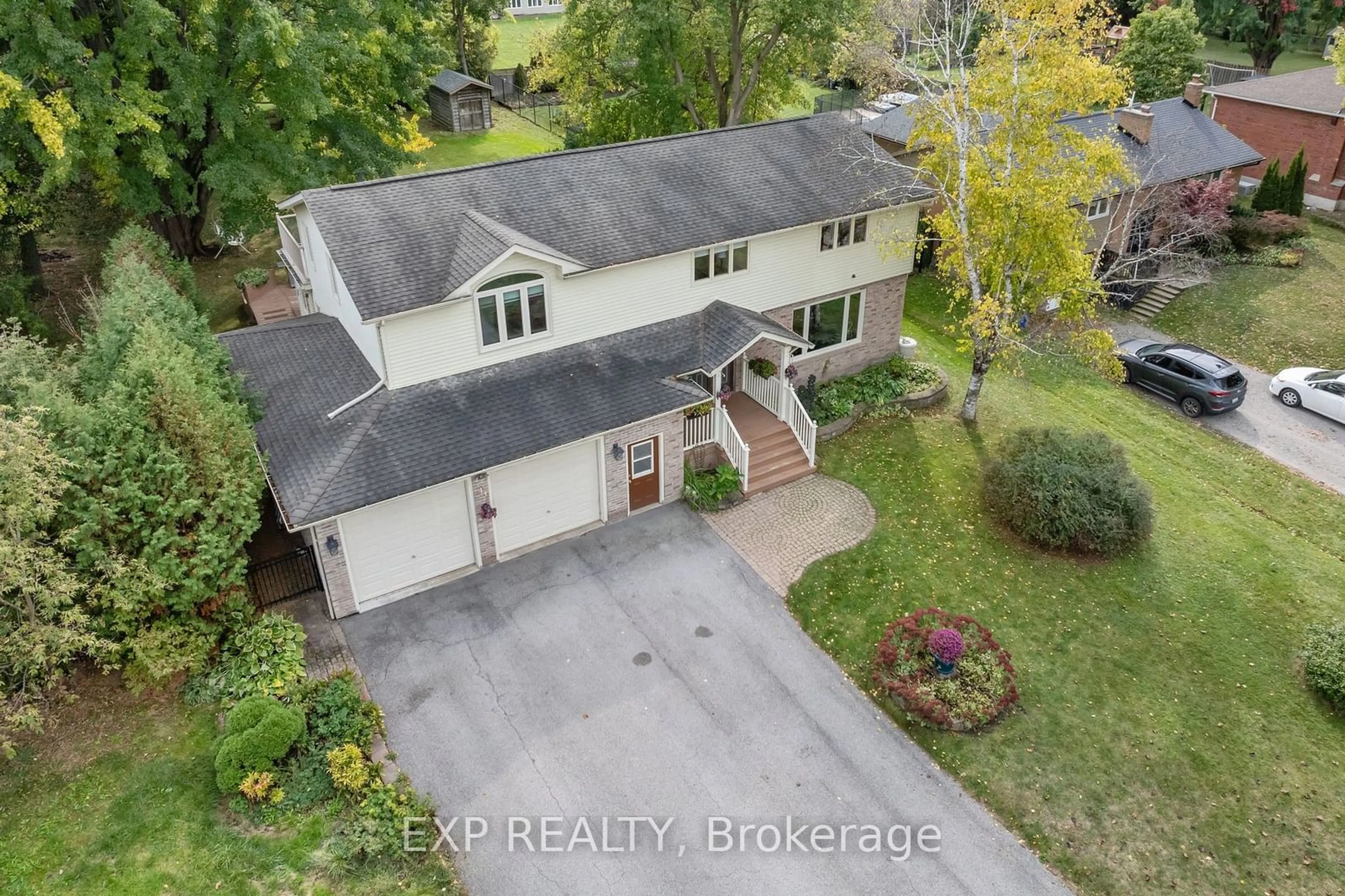 A pic from outside/outdoor area/front of a property/back of a property/a pic from drone, street for 29 May Ave, East Gwillimbury Ontario L0G 1V0