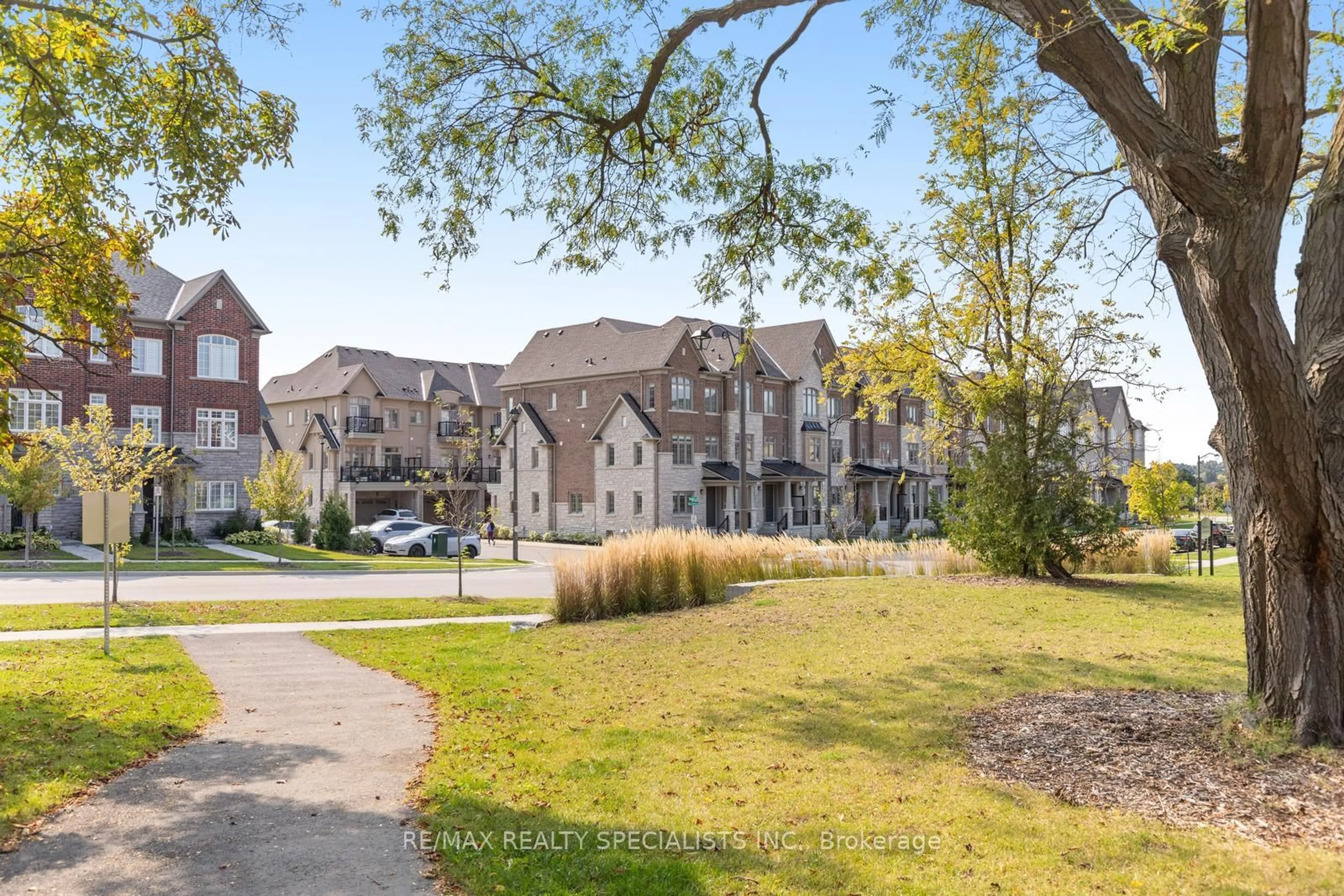 A pic from outside/outdoor area/front of a property/back of a property/a pic from drone, street for 39 New Yorkton Ave, Markham Ontario L6C 0Y5